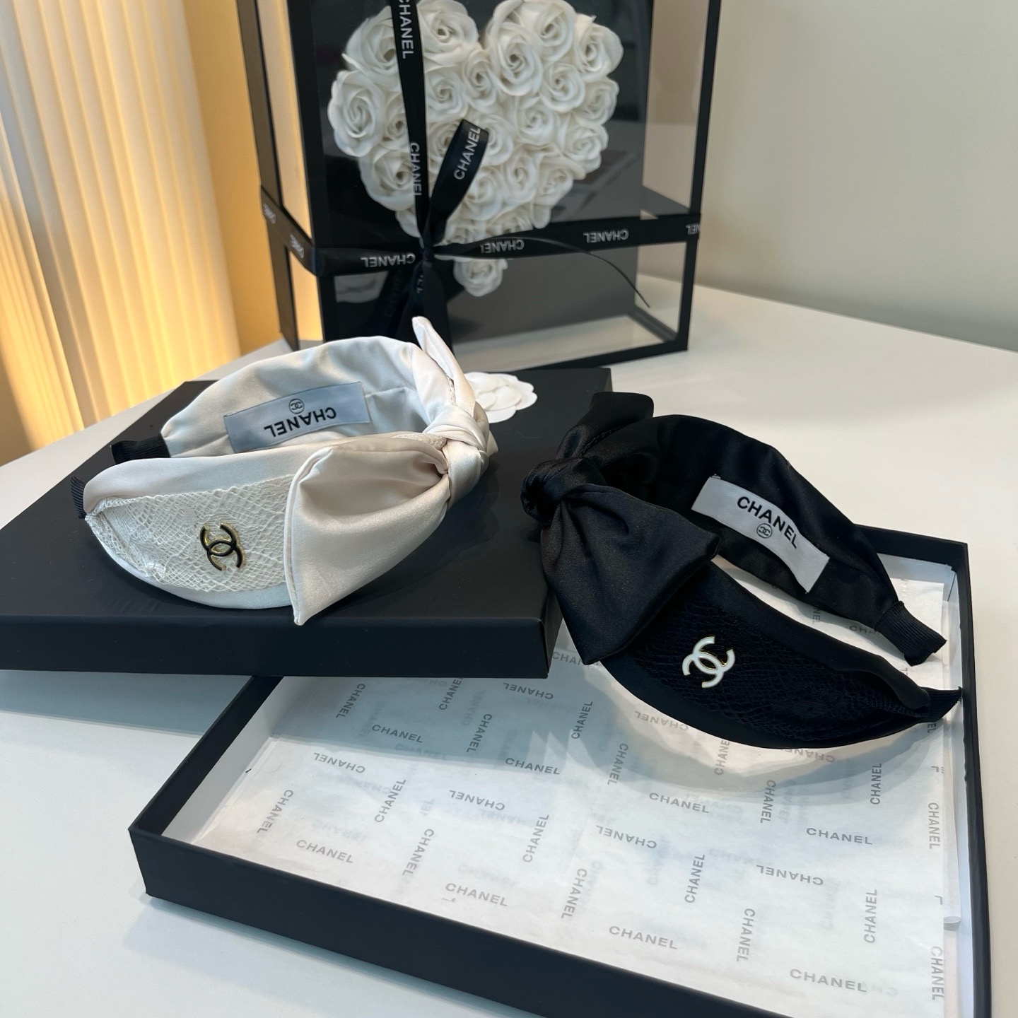 NO:941574,P Comes with a packaging box. Chanel’s latest small scented headband, super pretty!  Full of celebrity style, a must-have for little fairies...hairpins, hairpins, chanel, chanel, hairpins19860909P 配包装盒 Chanel (香奈儿)最新款小香发箍,超级好看！名媛范儿十足,小仙女必备…发夹,发夹,chanel,chanel,hairpins,accessory