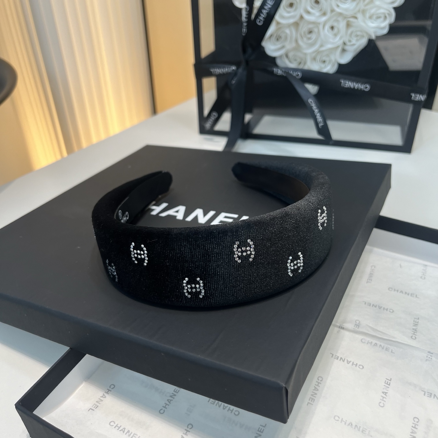 NO:941587,P Comes with a packaging box. Chanel's latest popular small scented hair hoop, super pretty!  Full of celebrity style, a must-have for little fairies...hairpins, hairpins, chanel, chanel, hairpins19860909P 配包装盒 Chanel (香奈儿)最新爆款小香发箍,超级好看！名媛范儿十足,小仙女必备…发夹,发夹,chanel,chanel,hairpins,accessory