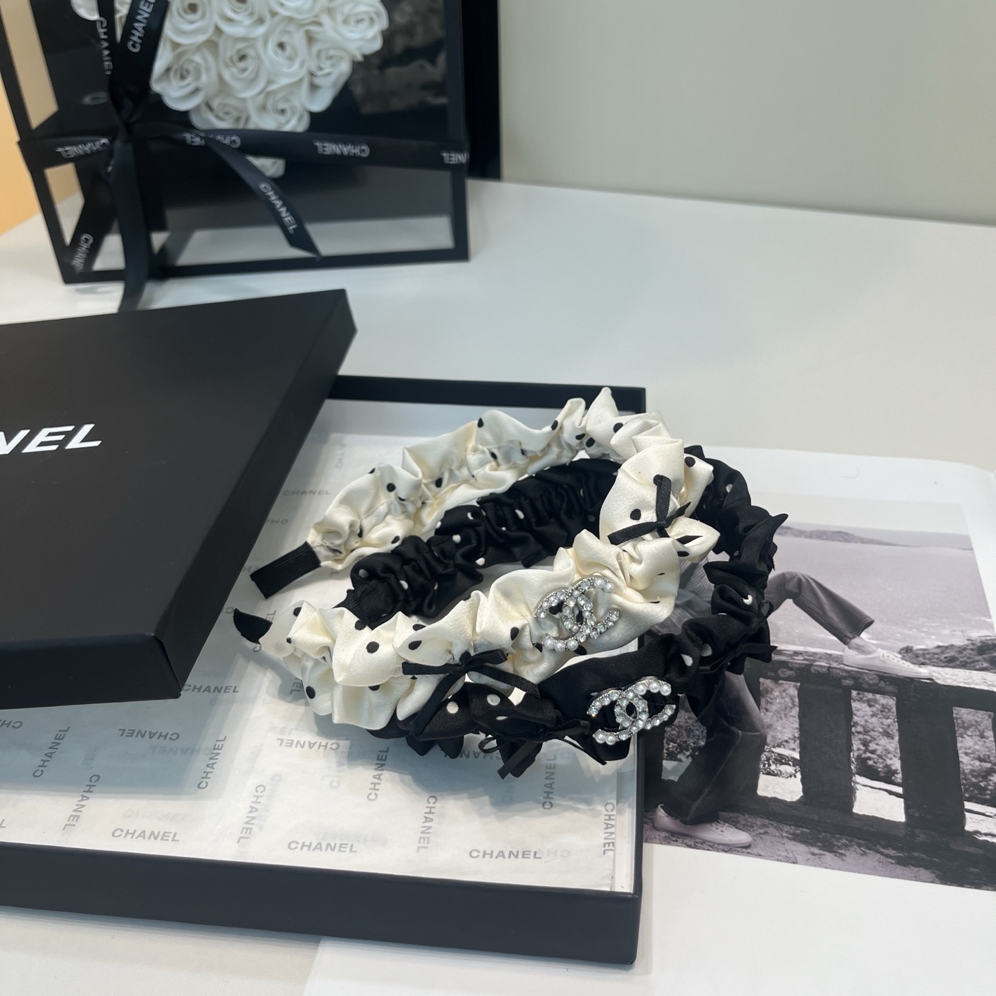 NO:941965,P Comes with a packaging box. Chanel’s latest small and popular headband, super pretty!  Full of celebrity style, a must-have for little fairies...hairpins, hairpins, chanel, chanel, hairpins19860909P 配包装盒 Chanel (香奈儿)最新款小香爆款发箍,超级好看！名媛范儿十足,小仙女必备…发夹,发夹,chanel,chanel,hairpins,accessory