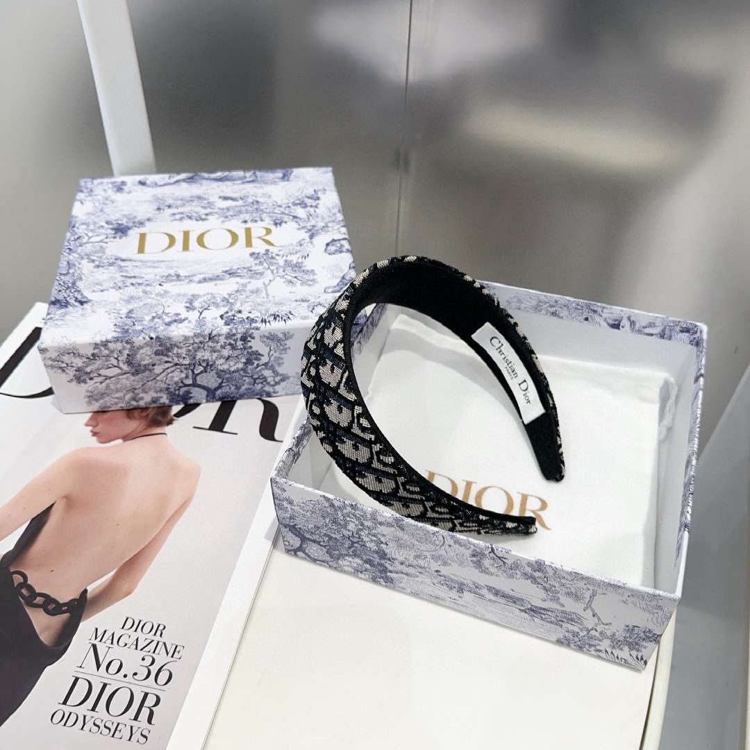 NO:941973,P Comes with packaging box Dior's new CD classic letter headband, simple, practical and fashionable.  Very nice!  A must-have for little fairies...hairpins, hair clips, dior, dior, hairpins19860909P 配包装盒 Dior（迪奥）新款CD经典字母发箍,简单实用 时尚潮流．非常好看！小仙女必备…发夹,发夹,dior,dior,hairpins,accessory