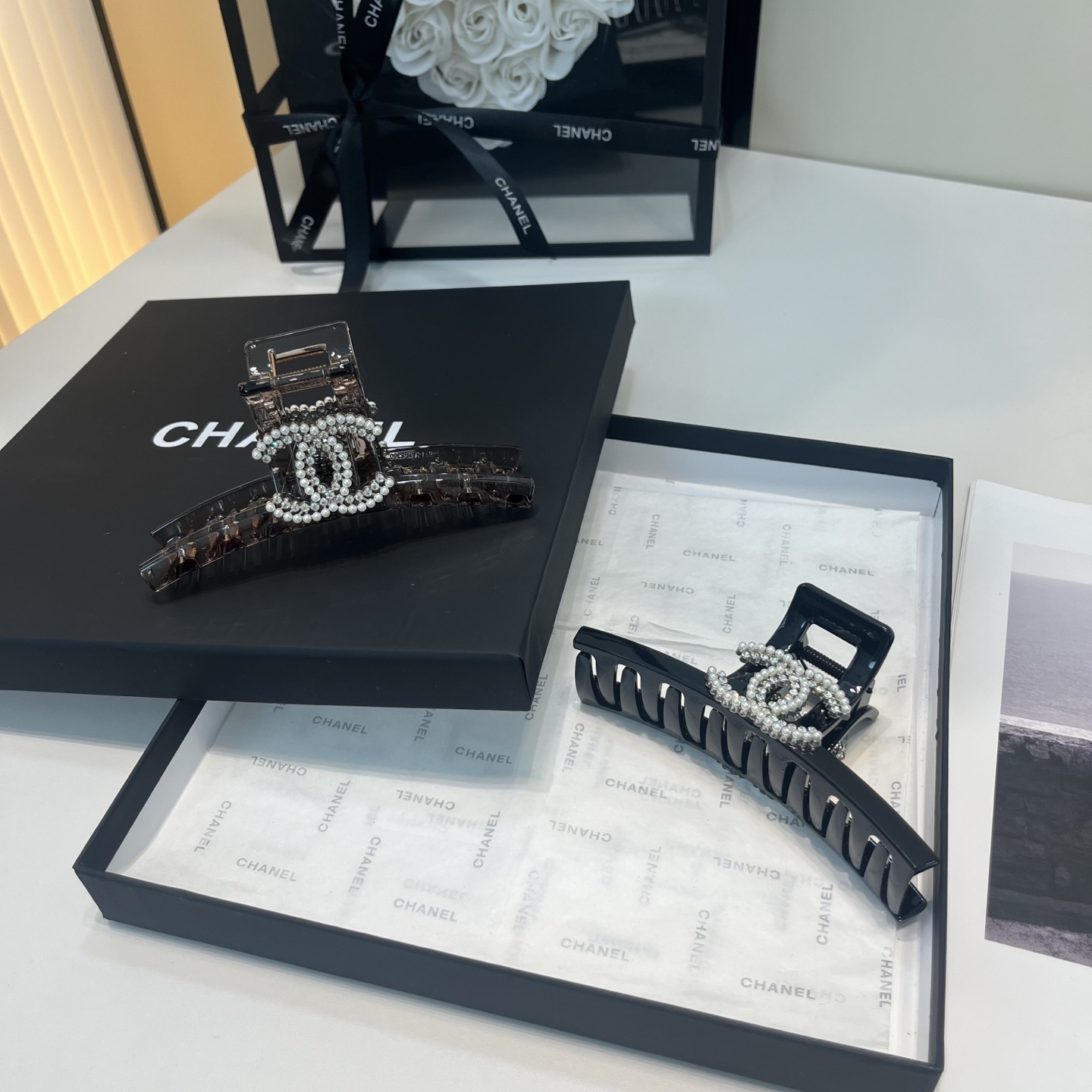 NO:942036,P Comes with a packaging box. Chanel’s latest small fragrance gripper, super pretty!  Full of celebrity style, a must-have for little fairies...hairpins, hairpins, chanel, chanel, hairpins19860909P 配包装盒 Chanel (香奈儿)最新款小香抓夹,超级好看！名媛范儿十足,小仙女必备…发夹,发夹,chanel,chanel,hairpins,accessory
