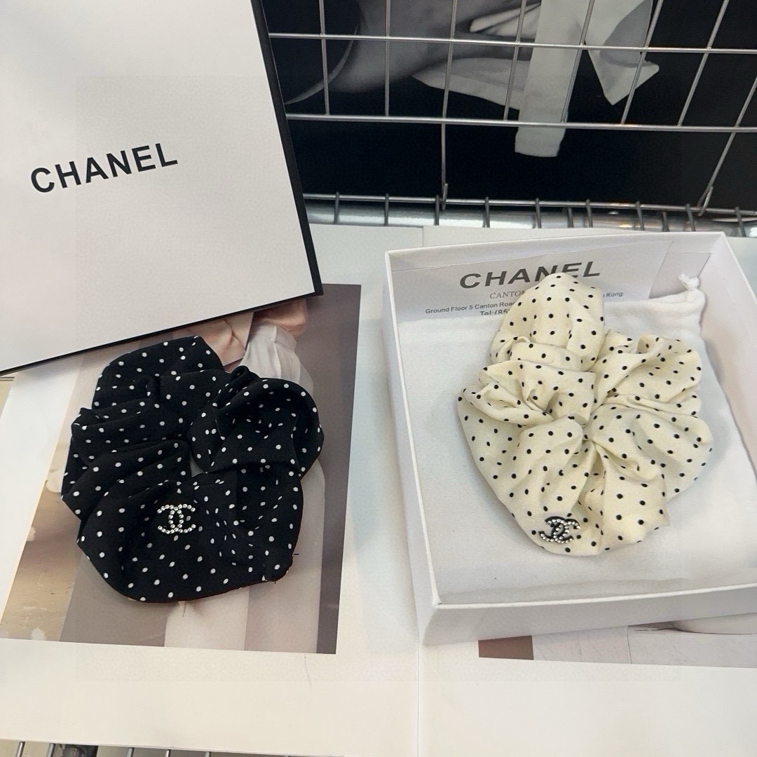 NO:941980,P Comes with packaging box Chanel's latest small shampoo dot hair tie, simple and practical, fashionable and trendy!  A must-have for little fairies...hairpins, hair clips, chanel, chanel, hairpins19860909P 配包装盒 Chanel (香奈儿)最新小香波点发圈 简单实用,时尚潮流！小仙女必备…发夹,发夹,chanel,chanel,hairpins,accessory