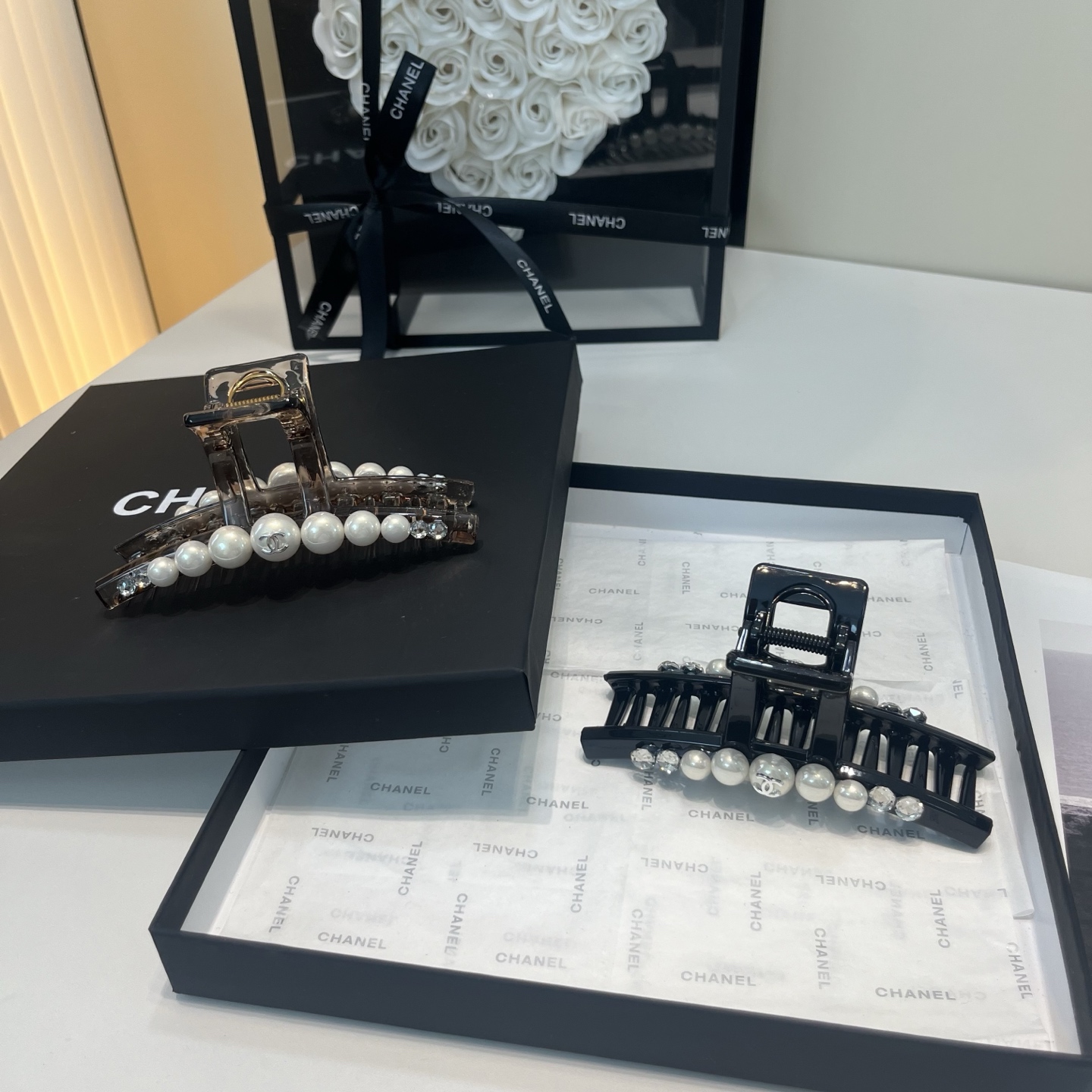 NO:942032,P Comes with a packaging box. Chanel's latest small fragrant pearl clip, super beautiful!  Full of celebrity style, a must-have for little fairies...hairpins, hairpins, chanel, chanel, hairpins19860909P 配包装盒 Chanel (香奈儿)最新款小香珍珠抓夹,超级好看！名媛范儿十足,小仙女必备…发夹,发夹,chanel,chanel,hairpins,accessory
