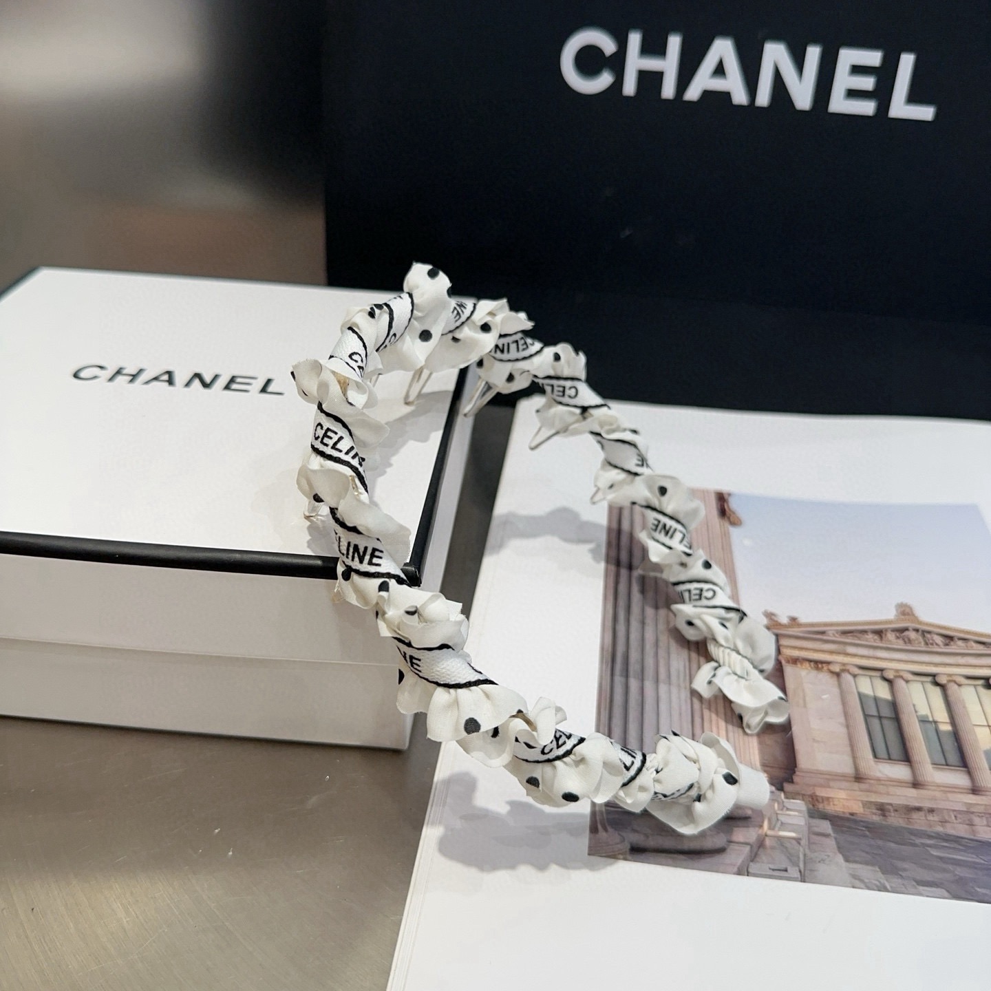 NO:942004,P Comes with packaging box CELINE's new Arc de Triomphe headband, exquisite and comfortable, very fashionable and versatile!  Must-have hairpins for goddesses, hairpins, celine, celine, hairpins19860909P 配包装盒 CELINE（赛琳）凯旋门新款发箍,精致舒适,非常时尚百搭！女神必备单品发夹,发夹,celine,celine,hairpins,accessory