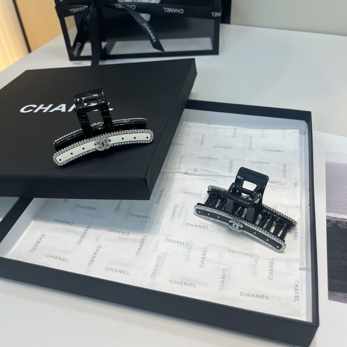 NO:942063,P Comes with a packaging box. Chanel's latest small fragrance grabber, super pretty!  Full of celebrity style, a must-have for little fairies...hairpins, hairpins, chanel, chanel, hairpins19860909P 配包装盒 Chanel (香奈儿)最新款小香爆款抓夹,超级好看！名媛范儿十足,小仙女必备…发夹,发夹,chanel,chanel,hairpins,accessory