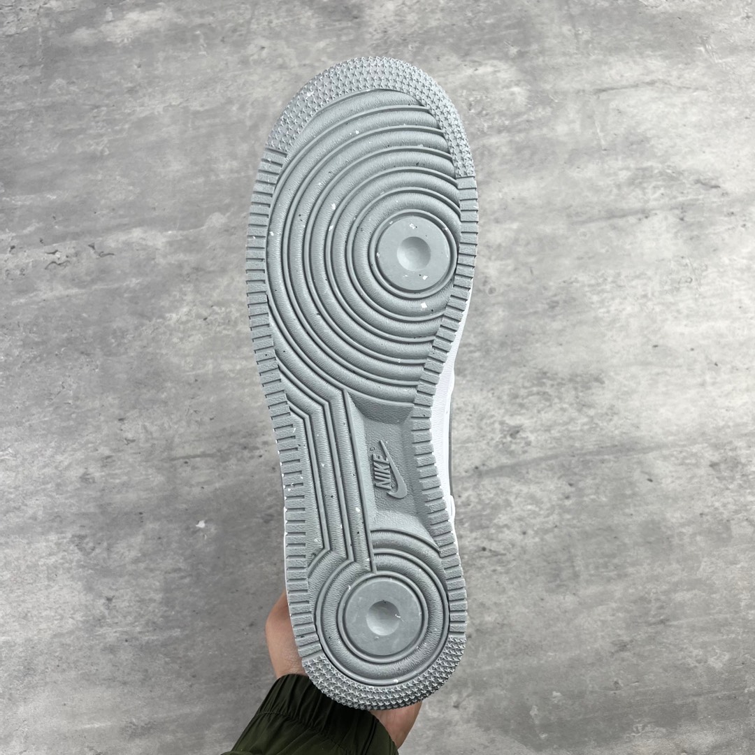 
Nike Air Force 1 Low 07 白灰
原楦头原纸板 打造纯正低帮空军版型
专注外贸渠道