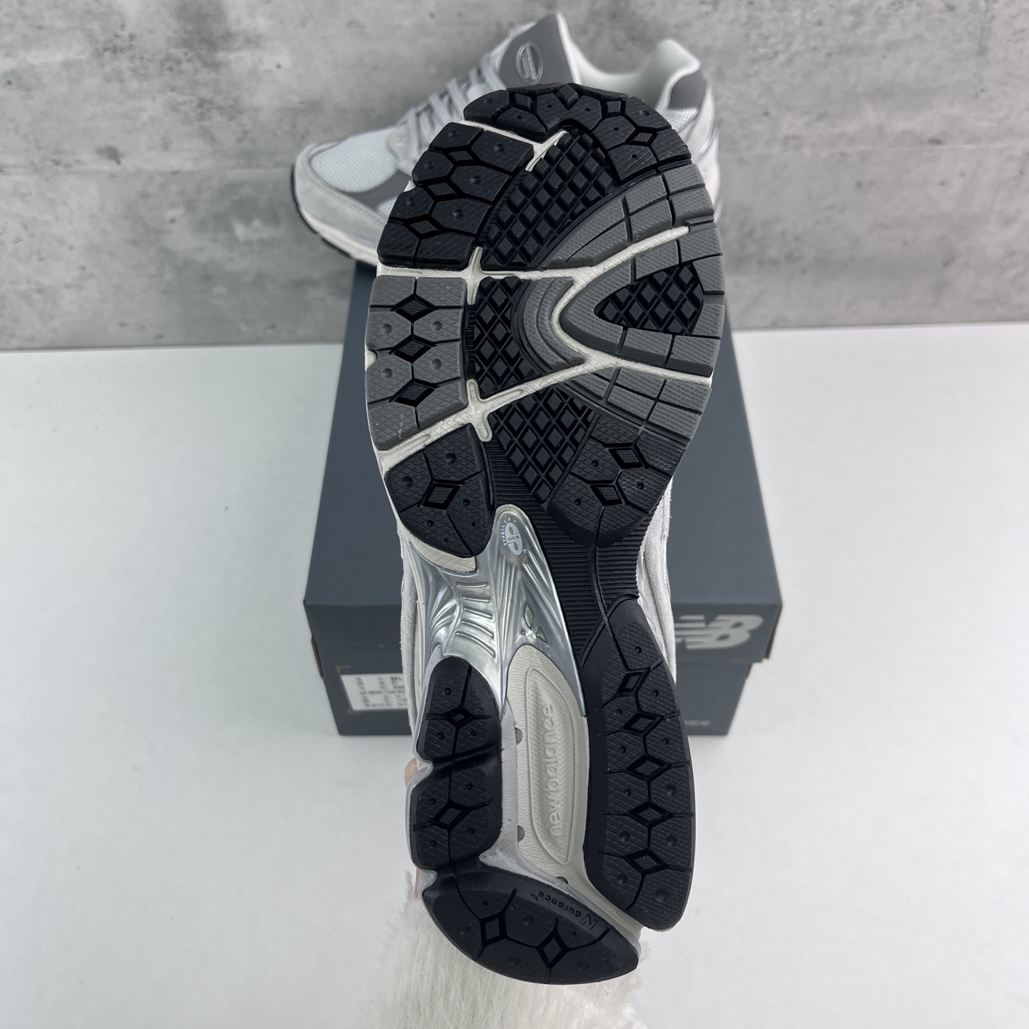 
New Balance 2002系列 复古休闲跑步鞋 ML2002R0
尺码：36 37 37.5 3