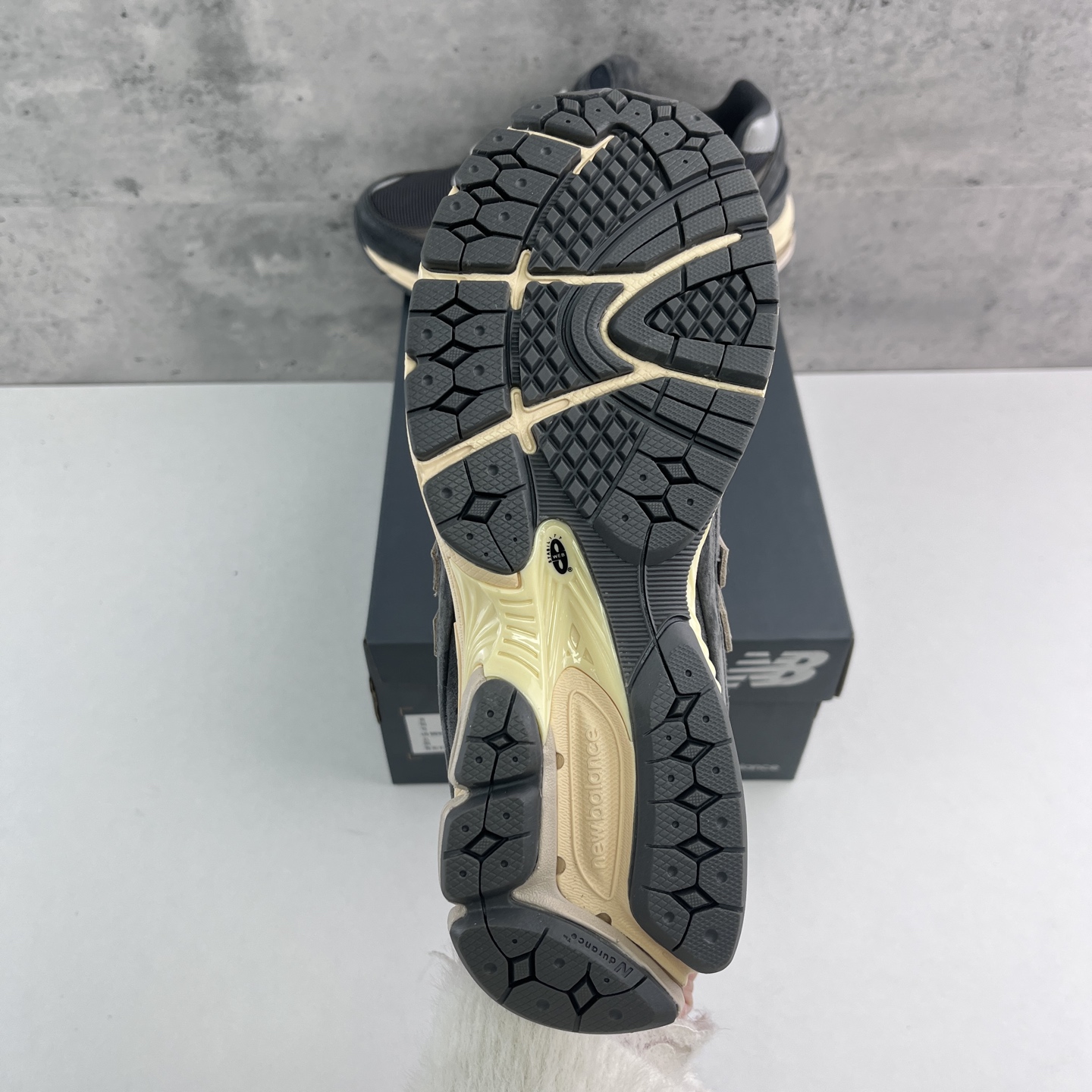 
New Balance WL2002 复古休闲跑步鞋 M2002RHO
尺码：36 37 37.5 3