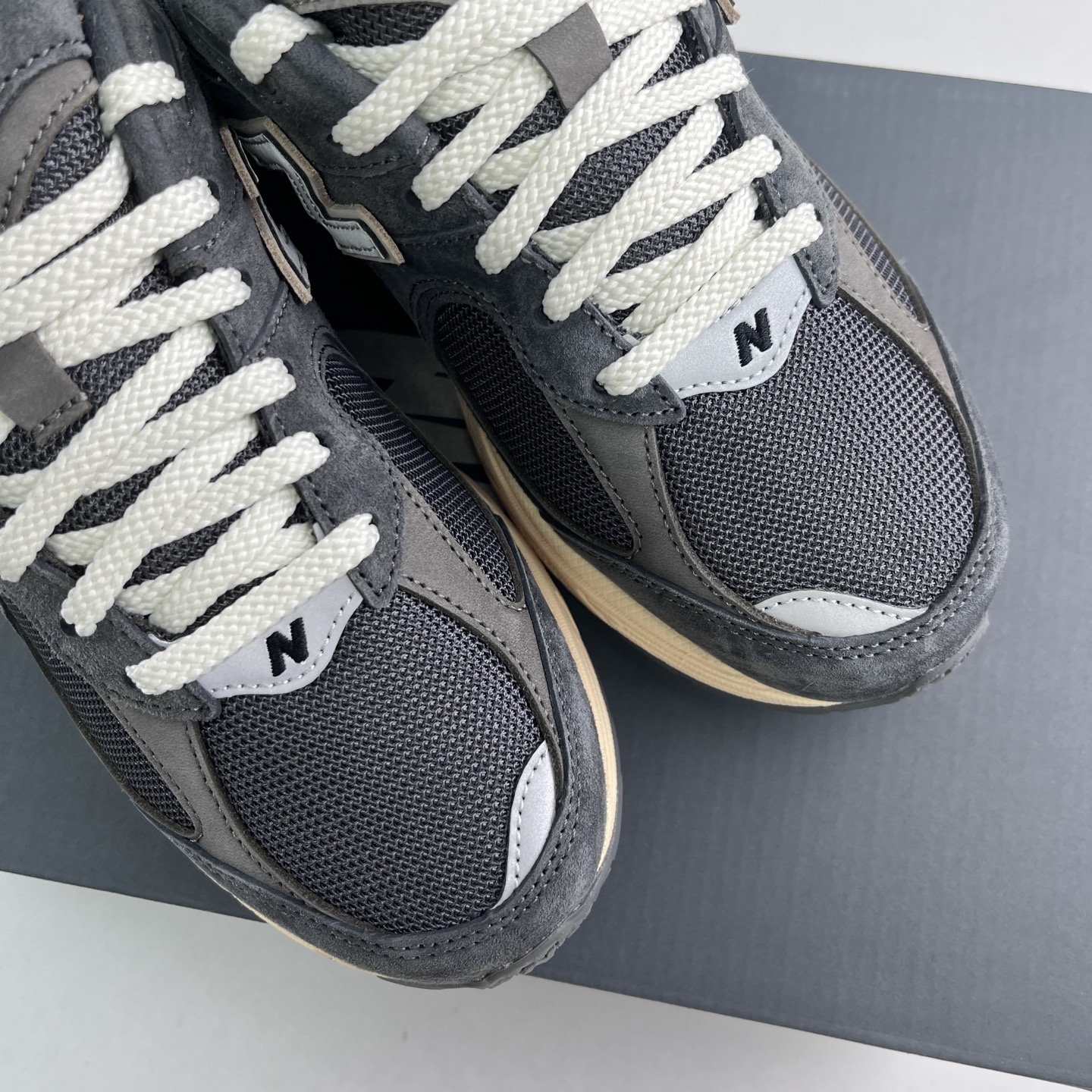 
New Balance WL2002 复古休闲跑步鞋 M2002RHO
尺码：36 37 37.5 3