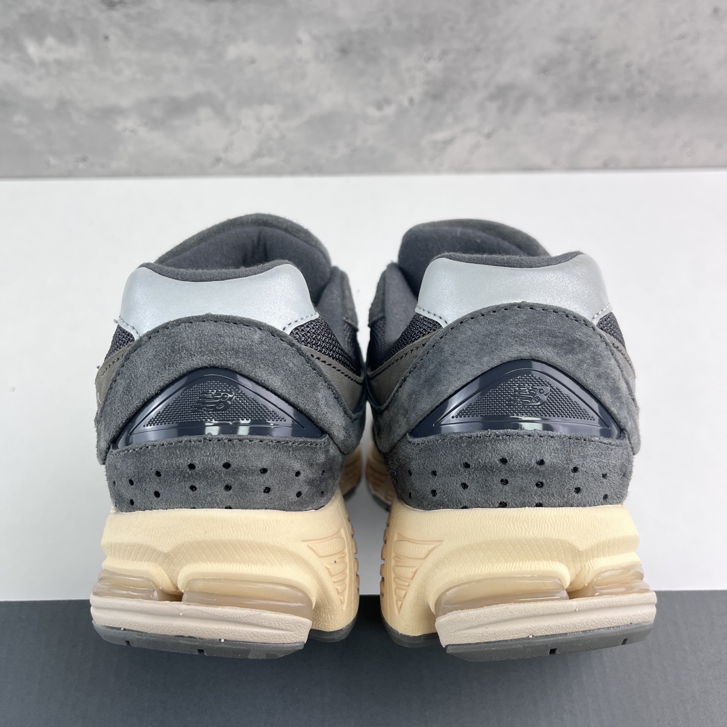 
New Balance WL2002 复古休闲跑步鞋 M2002RHO
尺码：36 37 37.5 3