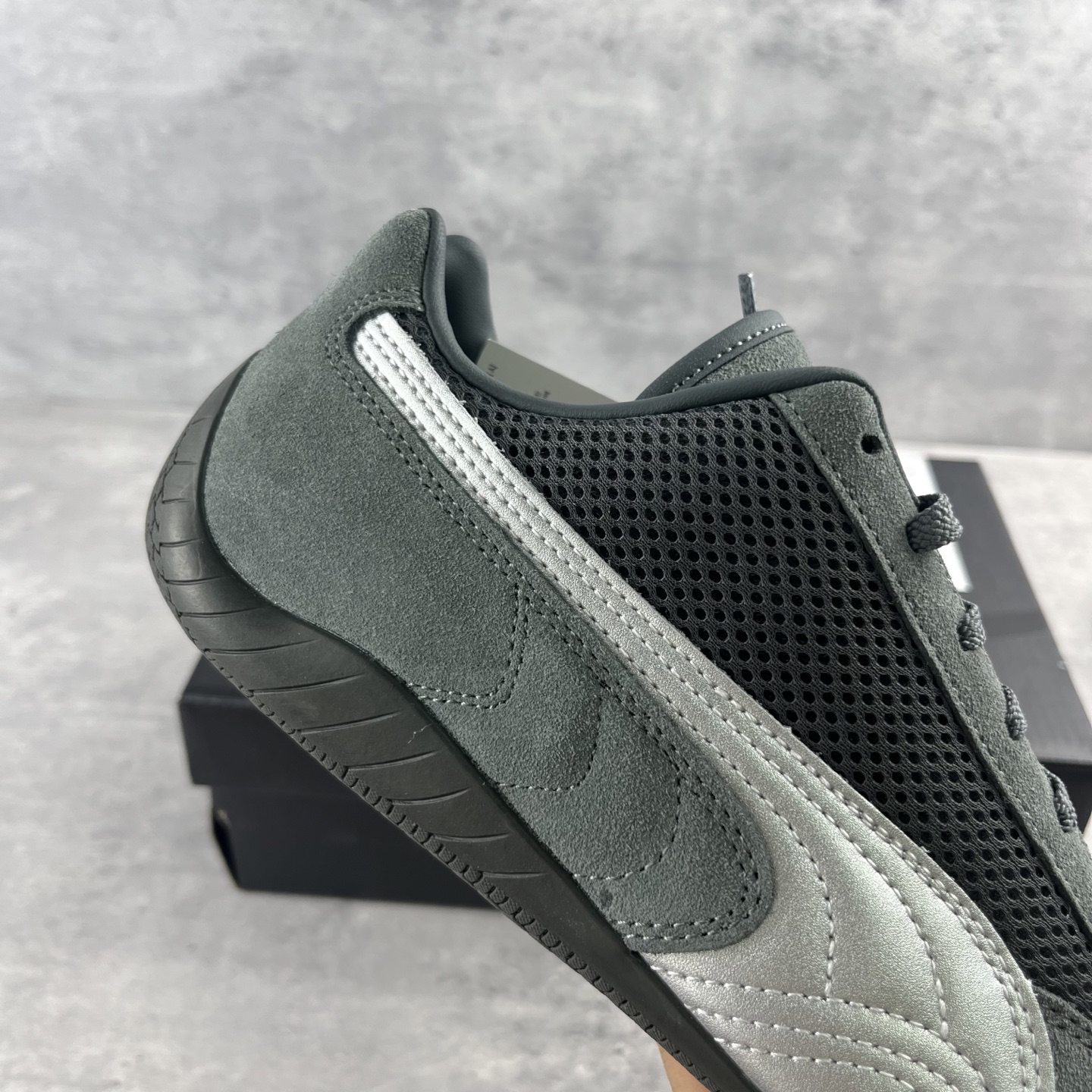 
Puma Speedcat OG Sparco
彪马罗马阿莫尔系列 复古运动休闲赛车跑鞋 灰银

目前