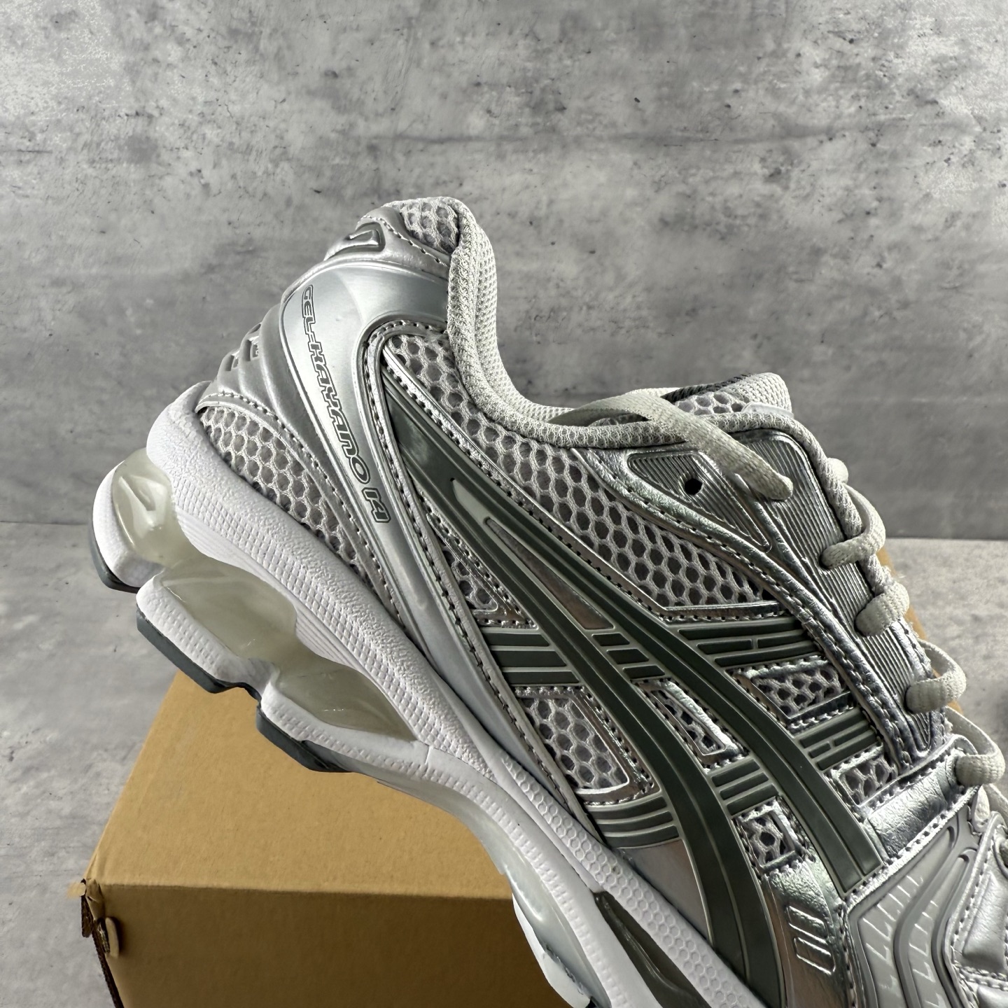 
Asics Gel-Kayano 14 银灰
亚瑟士14代 纳米纤维气垫百搭休闲运动慢跑鞋
#原装纳米