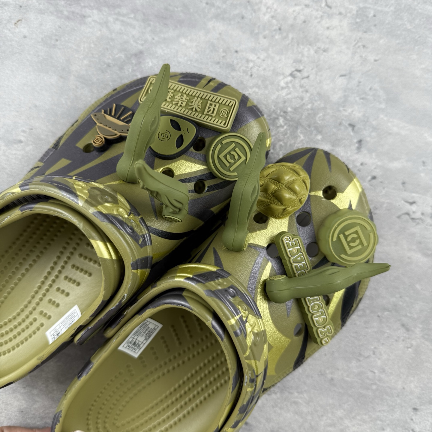  卡洛驰陈冠希CLOT 荆棘外星人联名 CROCS洞洞鞋 M4-M11
尺码：36 37 38 39 4
