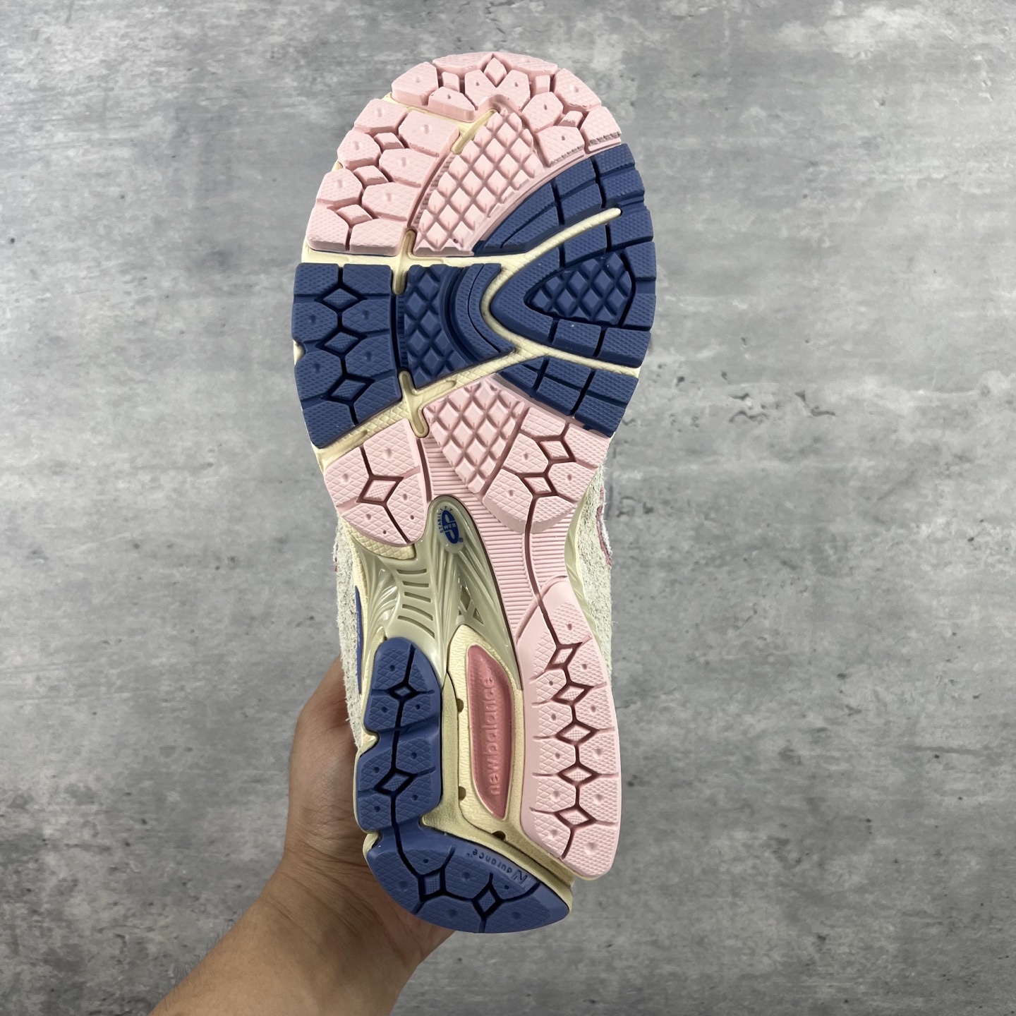 
New Balance 2002系列2011 复古休闲跑步鞋 M2002RHE
鞋款延续了经典科技，升