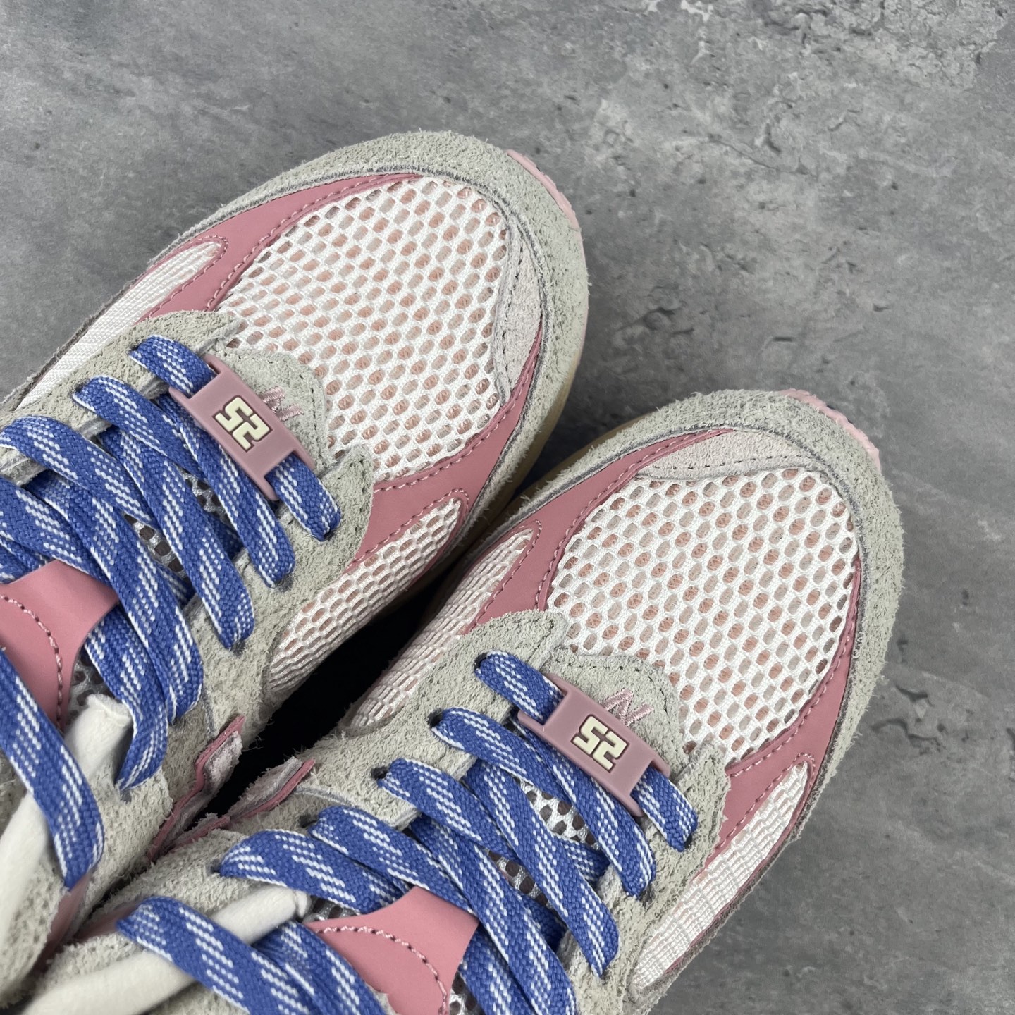 
New Balance 2002系列2011 复古休闲跑步鞋 M2002RHE
鞋款延续了经典科技，升