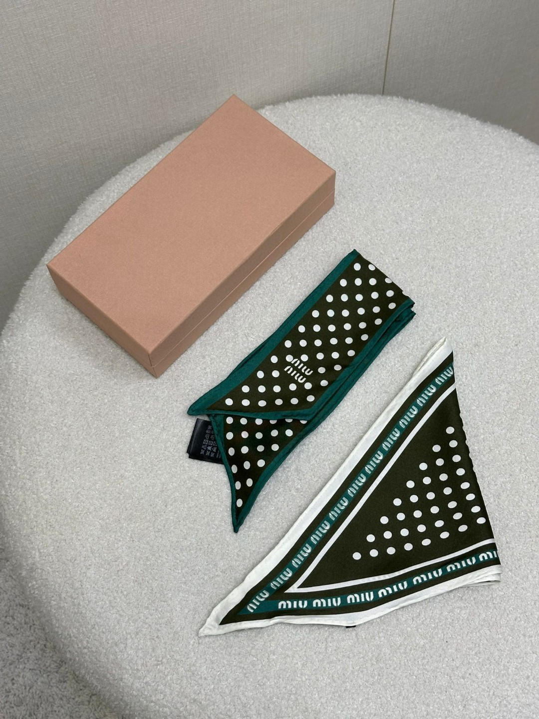 NO:435443,(Big silk scarf) (small scarf) Miumiu silk printed silk scarf. Excellent matching. Wear a silk scarf in various styles, as a headscarf, headband, and strapless, match it at will!  Worth buying (with box 20) with box 20, miumiu, real silk, alexander wang19860909（大丝巾）（小条巾） miumiu真丝印花丝巾.搭配绝了 一条丝巾搭穿各种风格穿法,当头巾、头绳、抹胸,随意搭配！值得入手（配盒子20）配盒子20,,miumiu,real silk,alexander wang,Women's clothing