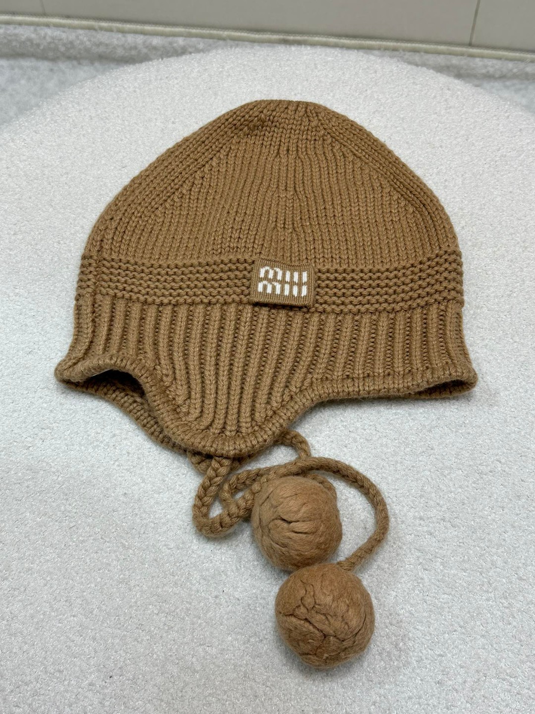 NO:544611,Miu's new product must-have ball caps for winter are here! All three colors are available. The warmth is particularly winter atmosphere and thickness, and it is very warm! The brain will not get cold when blowing in winter! Cashmere fabric is soft, elastic and comfortable, and it is not easy to fall off and not slimming when worn. A matching artifact that fashionable people cannot miss, which is both warm and warm! Wool Ni fabric is huge and versatile, classic colors, and perfectly matched with clothes. It is elastic and comfortable, and it is not easy to fall off and not slimming when worn. Real photos of large products, miumiu, hats, alexander wang19860909Miu新品入冬必备的球球帽来了!3个色系都有出 暖呼呼的格外有冬日氛围有厚度,很暖! 冬天脑瓜不会吹风受凉啦! 羊绒面料手感柔软,弹力舒适,戴起来不易掉也不勒头 时髦精们不能错过的搭配神器,凹造型保暖兼备!羊毛尼面料 巨巨巨百搭,经典色系,搭配衣服绝了 弹力舒适,戴起来不易掉也不勒头.大货实拍,,miumiu,hats,alexander wang,Women's clothing