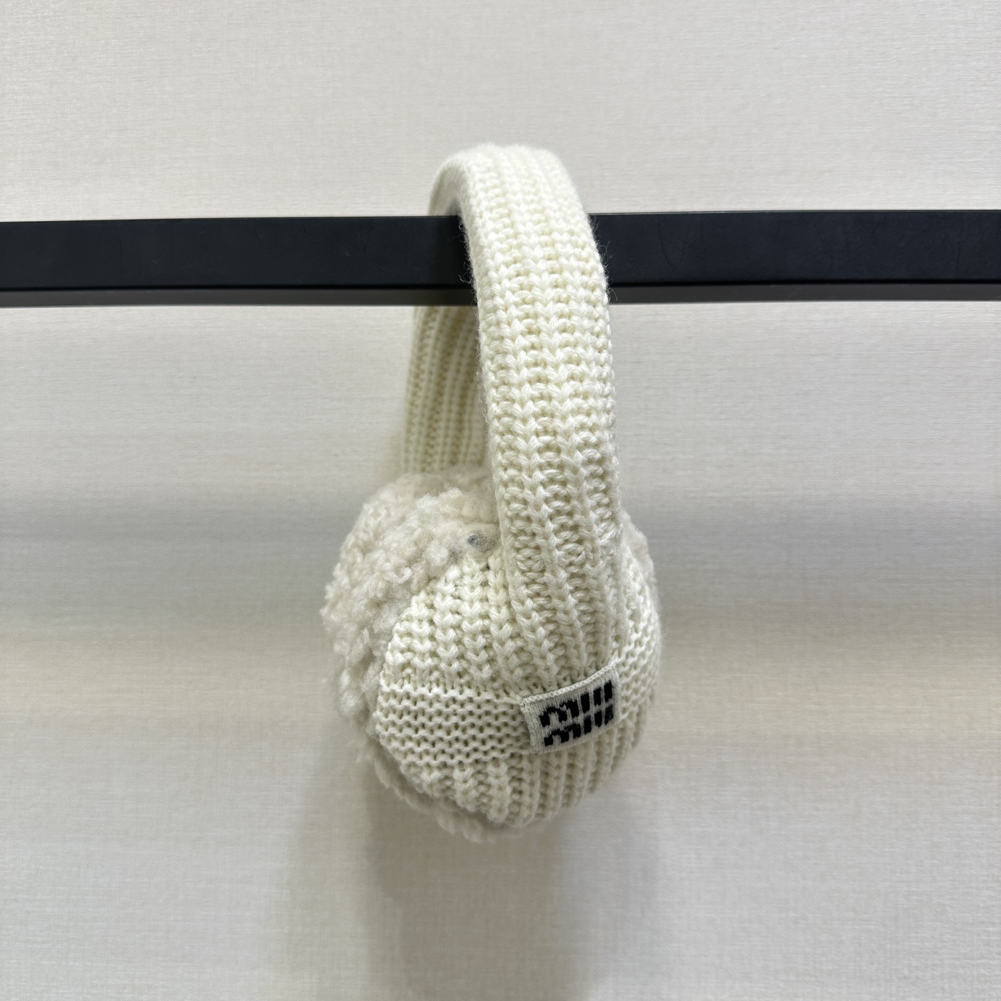 NO:560682,Earmuffs) Miu* new ski series, genuine fur-integrated top lambskin earmuffs. Exclusively for high-end customers who like high-end products. The products of the former 'OEM' are trustworthy. Although everyone can say this, few can actually get this quality. You can search the whole Internet with pictures for comparison details. Genuine top lambskin, fur-integrated Lei Feng hat. Anyone who has made a hat knows that the cost is much higher than a coat. The process and technical requirements are extremely high, and the hat shape is molded.  Including the warmth and wearing effect, it is comparable to no pressure. It needs someone who really knows the goods to receive it. Real photos of large goods in one size, miumiu, jackets & coats, sheepskin, hats, alexander wang19860909耳罩） Miu* 新品滑雪系列新款 真正皮毛一体顶级小羊皮耳罩 专属喜欢高端货的高端顾客 曾经的“代工厂“出品值得信赖 虽然这句话谁都会说 但实际拿得出来这个品质的寥寥无几 你们可以带图全网搜罗对比细节 真正顶级小羊皮,皮毛一体雷锋帽 做过帽子的都知成本远高于一件外套 工序和技术要求极高,帽型开模 包括保暖度和戴上的效果 都媲美无压力,需要真正识货的人来收 均码大货实拍,,miumiu,jackets & coats,sheepskin,hats,alexander wang,Women's clothing