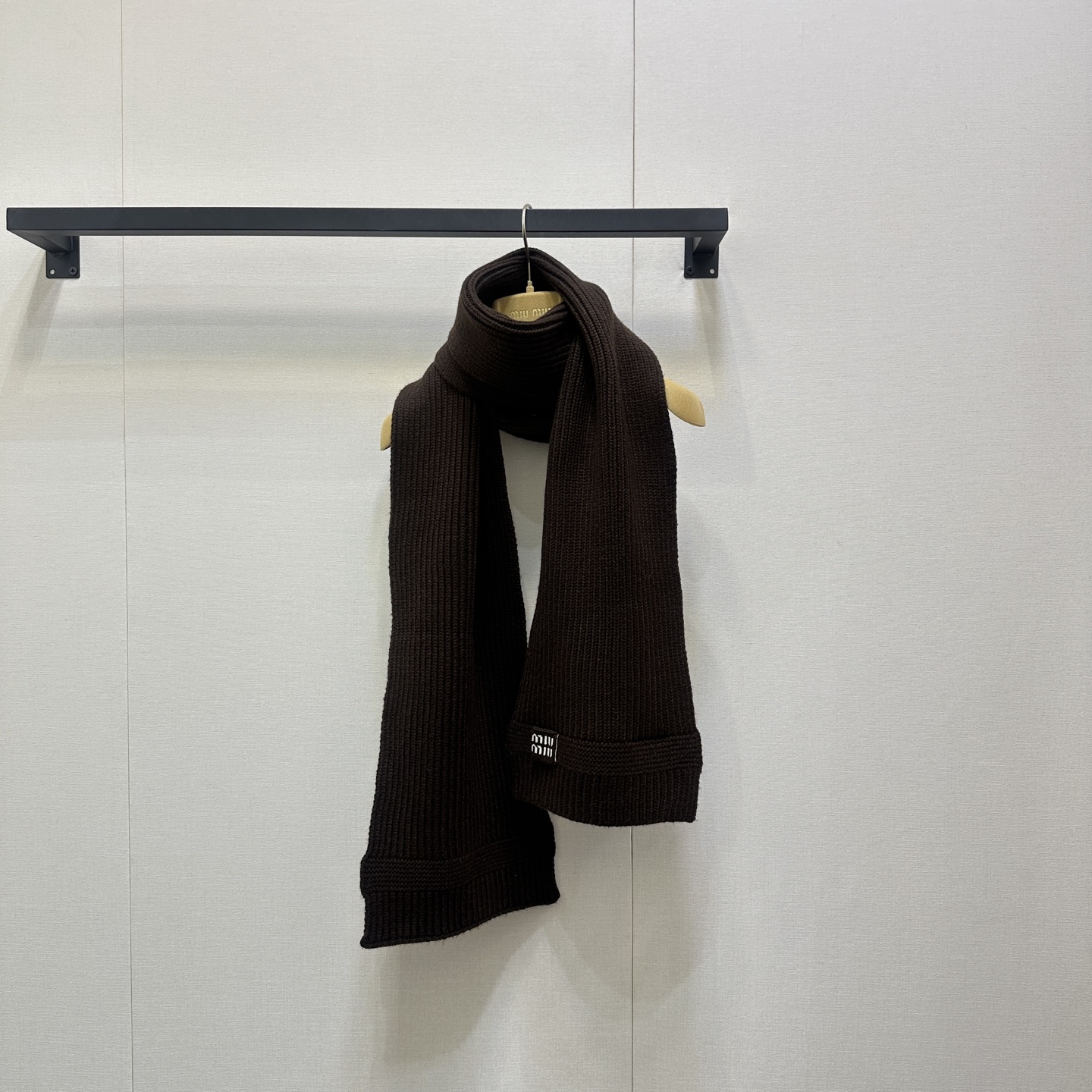 NO:560662,(Scarf) Miu*iu 25Fw new autumn and winter wool lazy scarf丨original development!  High quality production!  Loose tailoring with a stand-up collar makes it unique. Decorated with letters, it is more refined and can be matched with this series of clothing to show its elegance and charm. Ready in stock. Length 200cm, width 22cm. Actual shot (scarf),,miumiu,alexander wang19860909（围巾）Miu*iu 25Fw秋冬新款 羊毛 懒惰围巾丨原版开发！高版出品！宽松剪裁搭配立领、别具一格.饰以字母更显精致,可与该系列服饰搭配,彰显优雅魅力.现货.长200cm,宽22cm大货实拍（围巾）,,miumiu,alexander wang,Women's clothing