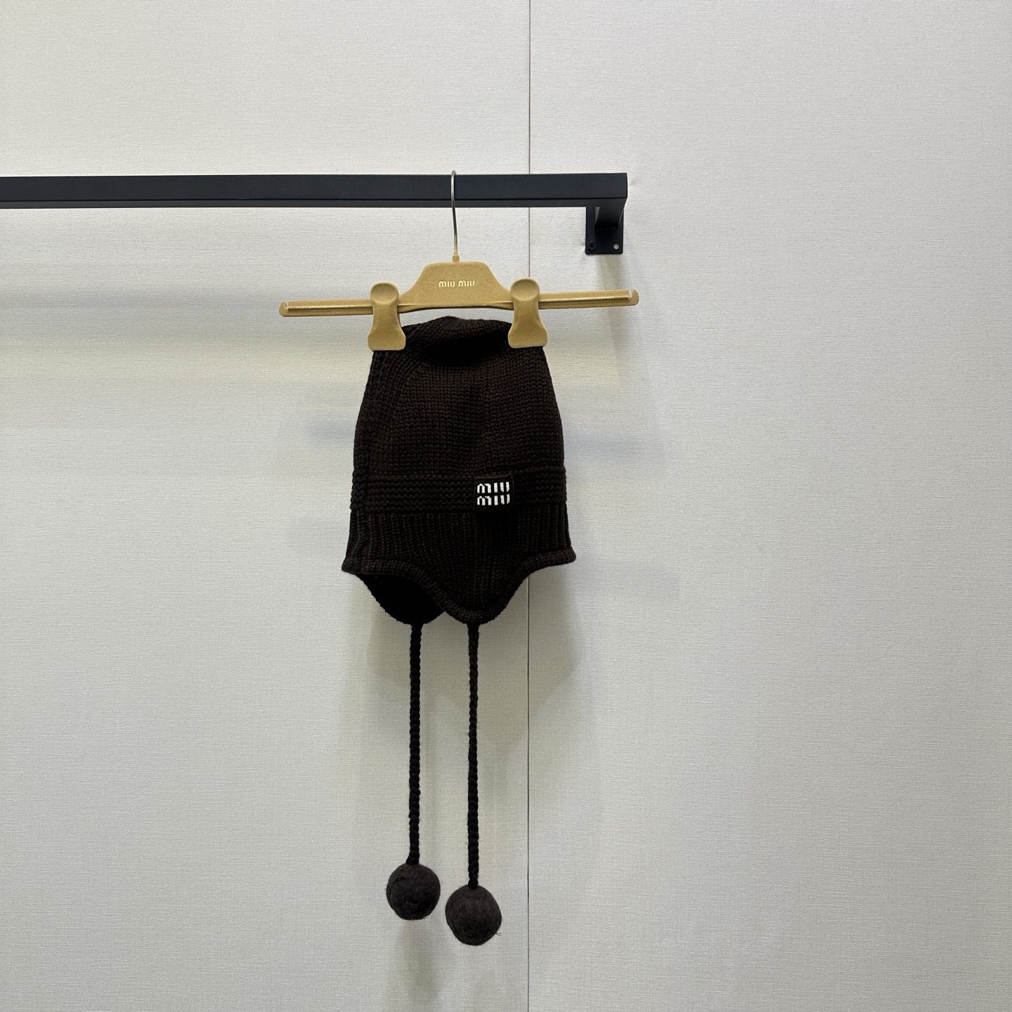 NO:560667,Miumi* 25Fw new autumn and winter ear protection wool ball cashmere knitted hat originally developed!  High quality production!  Selected high-quality cashmere blended fabrics, the knitted texture is fine and dense, soft and skin-friendly, the classic ear protection version can effectively resist the cold wind, protect the ears from freezing, the plush balls on both sides are playful and cute, injecting sweet elements into the overall shape; the brand logo on the hat body is low-key and recognizable, and the details highlight the identity of the luxury brand, and the sweet and cool style is instantly full. Available in one size (F), large quantities of real shots (hats),, miumiu, hats, alexander wang19860909Miumi* 25Fw秋冬新款 护耳毛球羊绒针织帽 原版开发！高版出品！精选高品质羊绒混纺面料,针织纹理细腻密实,触感柔软亲肤,经典护耳版型有效抵御寒风,呵护双耳不受冻,两侧的毛绒球俏皮可爱,为整体造型注入甜美元素；帽身品牌标识低调又具辨识度,细节处彰显奢牌身份,甜酷风格瞬间拉满.现货发售均码（F)大货实拍（帽子）,,miumiu,hats,alexander wang,Women's clothing