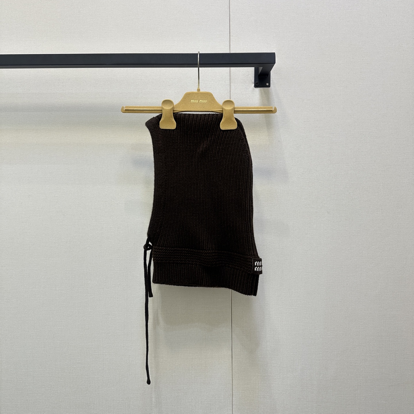 NO:560672,Miumi* 25Fw new autumn and winter cashmere knitted hat originally developed!  High quality production!  Selected high-quality cashmere blended fabrics, the knitted texture is fine and dense, soft and skin-friendly, the classic ear protection version can effectively resist the cold wind, protect the ears from freezing, the plush balls on both sides are playful and cute, injecting sweet elements into the overall shape; the brand logo on the hat body is low-key and recognizable, and the details highlight the identity of the luxury brand, and the sweet and cool style is instantly full. Available in one size (F), large quantities of real shots (hats),, miumiu, hats, alexander wang19860909Miumi* 25Fw秋冬新款 羊绒针织帽 原版开发！高版出品！精选高品质羊绒混纺面料,针织纹理细腻密实,触感柔软亲肤,经典护耳版型有效抵御寒风,呵护双耳不受冻,两侧的毛绒球俏皮可爱,为整体造型注入甜美元素；帽身品牌标识低调又具辨识度,细节处彰显奢牌身份,甜酷风格瞬间拉满.现货发售均码（F)大货实拍（帽子）,,miumiu,hats,alexander wang,Women's clothing