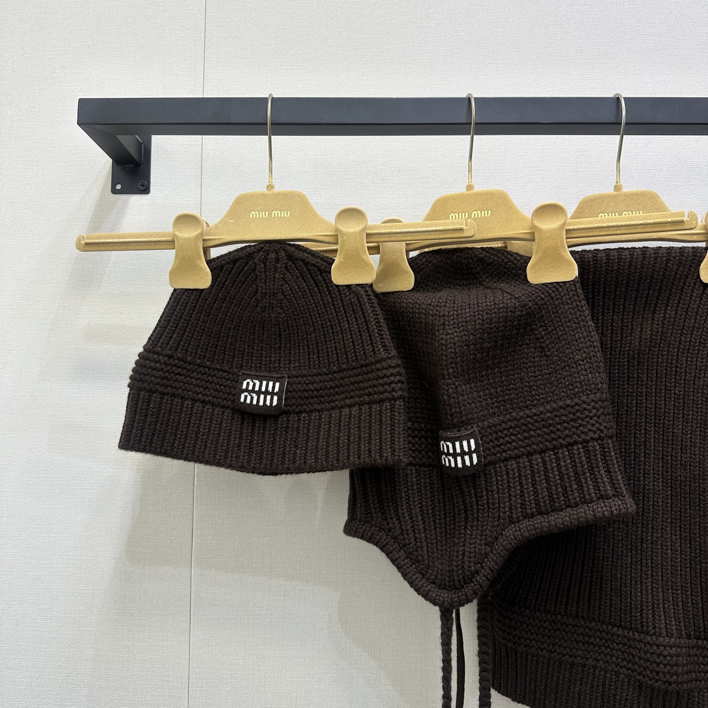 NO:560677,(Hat) Miu25’s new winter must-have hat is here! It’s very warm, has a winter atmosphere, and is thick and warm! Your head won’t get cold due to the wind in winter! The wool fabric is soft to the touch, elastic and comfortable, and it won’t fall off easily or strangle your head when worn. Dieshiwu wool blended knitted hat! A must-have matching tool for fashionistas, the concave shape is both warm and warm! The wool fabric feels soft, versatile, classic color, perfect for matching clothes  It is elastic and comfortable, and it will not fall off easily or strangle your head when worn. Real photos of large products (hats),,miumiu,hats,alexander wang19860909（帽子）Miu25新品入冬必备的帽子来了! 暖呼呼的格外有冬日氛围有厚度,很暖! 冬天脑瓜不会吹风受凉啦! 羊毛面料手感柔软,弹力舒适,戴起来不易掉也不勒头 蝶时舞羊毛混纺针织帽! 时髦精们不能错过的搭配神器,凹造型保暖兼备!羊毛面料手感柔软 巨巨巨百搭,经典色系,搭配衣服绝了 弹力舒适,戴起来不易掉也不勒头.大货实拍（帽子）,,miumiu,hats,alexander wang,Women's clothing