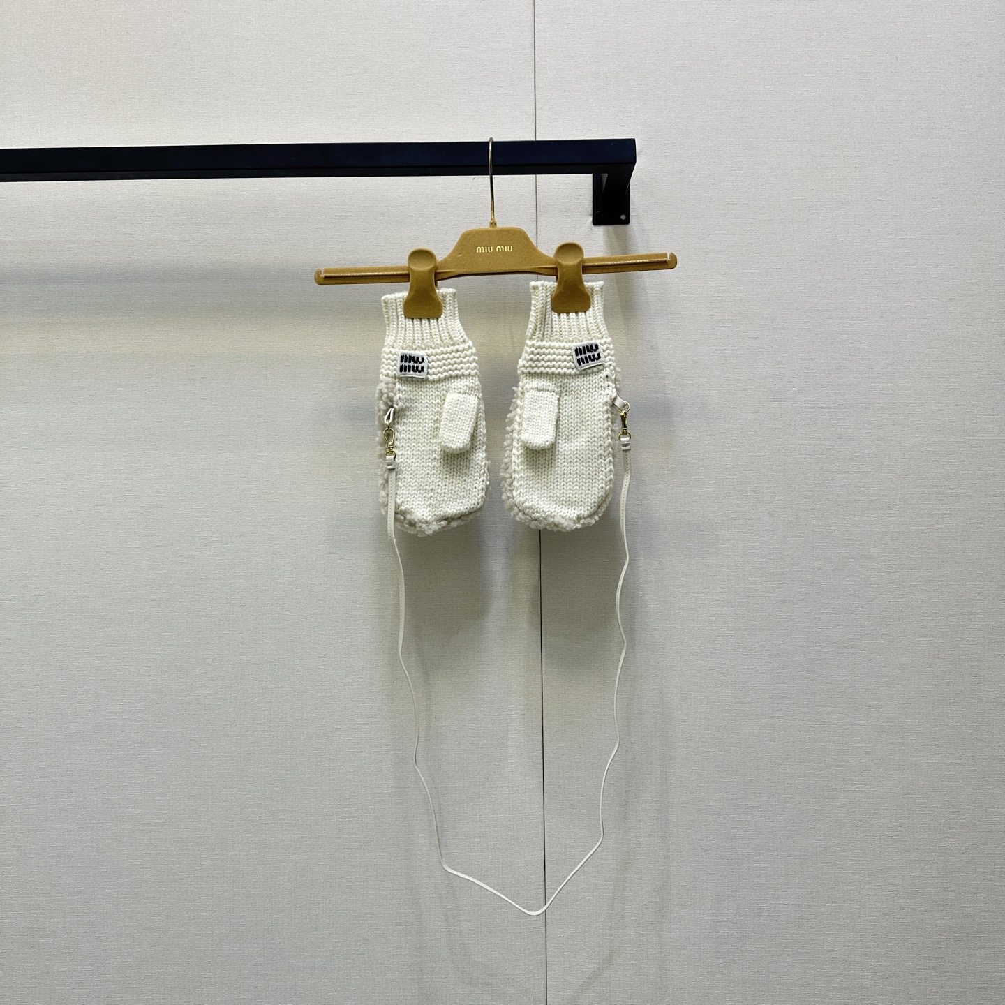 NO:561318,(Gloves) Miu* new ski series new style genuine fur-integrated top lambskin Lei Feng hat丨Exclusively for high-end customers who like high-end products. The products of the former 'OEM' are trustworthy. Although everyone can say this, there are very few that can actually get this quality. You can search the whole Internet with pictures for comparison details. Genuine top lambskin, fur-integrated Lei Feng hat. Anyone who has made a hat knows that the cost is much higher than a coat. The process and technical requirements are extremely high, and the hat shape is molded.  Including the warmth and wearing effect, it is comparable to no pressure. It needs someone who really knows the goods to receive it. Real photos of large goods in one size, miumiu, jackets & coats, sheepskin, gloves, hats, alexander wang19860909（手套） Miu* 新品滑雪系列新款 真正皮毛一体顶级小羊皮雷锋帽丨专属喜欢高端货的高端顾客 曾经的“代工厂“出品值得信赖 虽然这句话谁都会说 但实际拿得出来这个品质的寥寥无几 你们可以带图全网搜罗对比细节 真正顶级小羊皮,皮毛一体雷锋帽 做过帽子的都知成本远高于一件外套 工序和技术要求极高,帽型开模 包括保暖度和戴上的效果 都媲美无压力,需要真正识货的人来收 均码大货实拍,,miumiu,jackets & coats,sheepskin,gloves,hats,alexander wang,Women's clothing