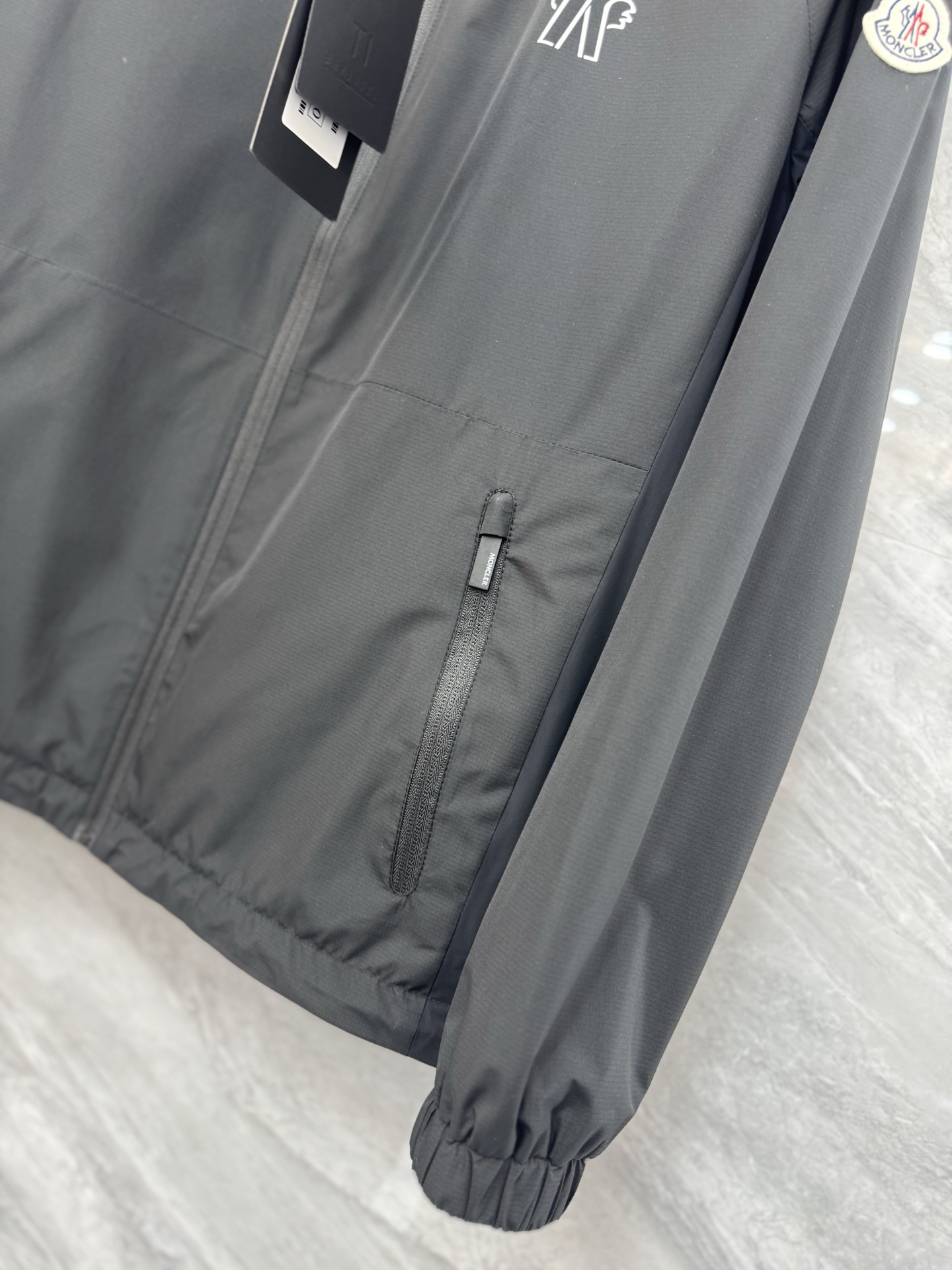  2025SS早春新品🆕蒙口【连帽】夹克外套‼️‼️

⚠️⚠️柜台同步  原版五金   做工精细  可
