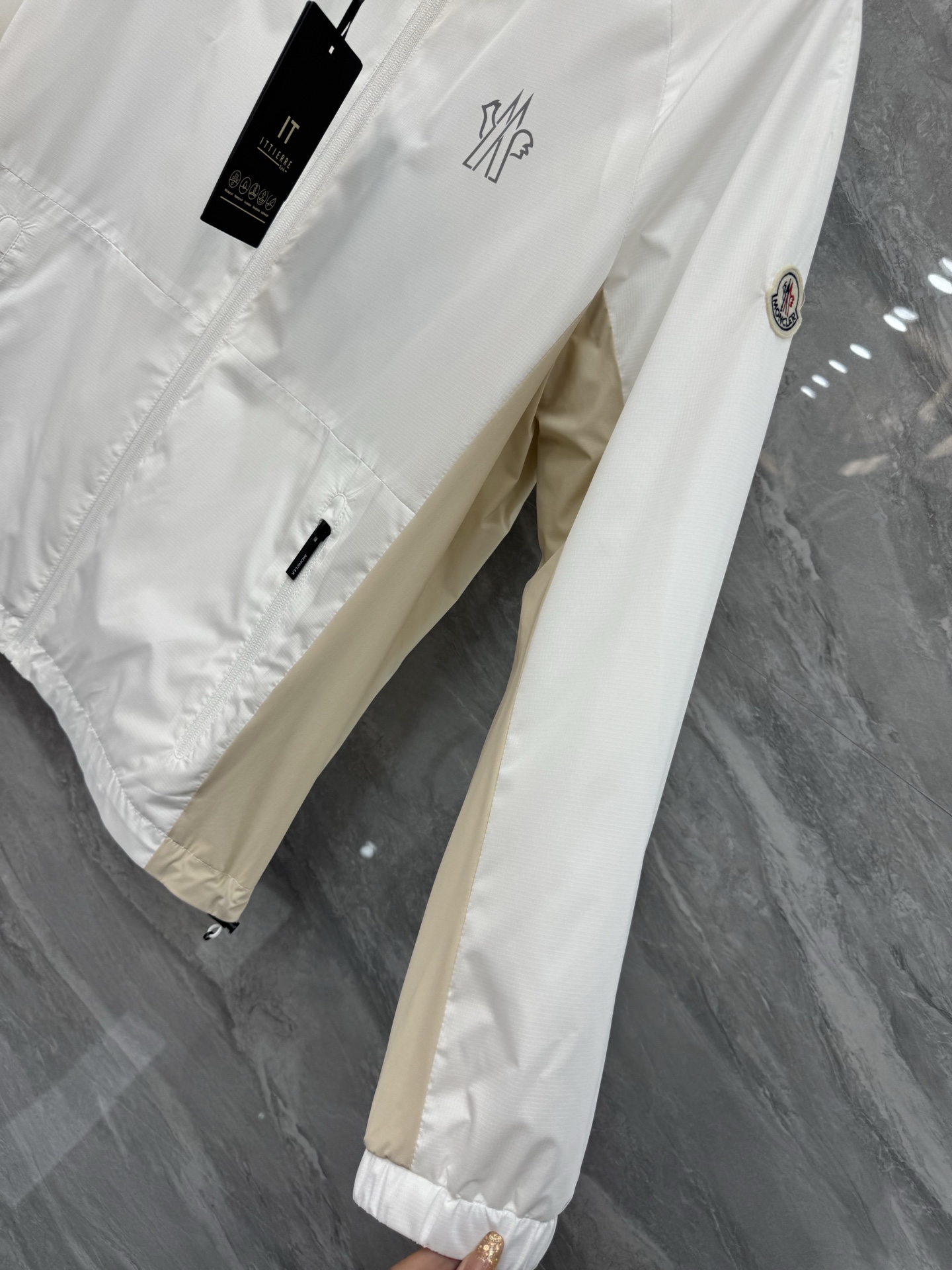  2025SS早春新品🆕蒙口【连帽】夹克外套‼️‼️

⚠️⚠️柜台同步  原版五金   做工精细  可