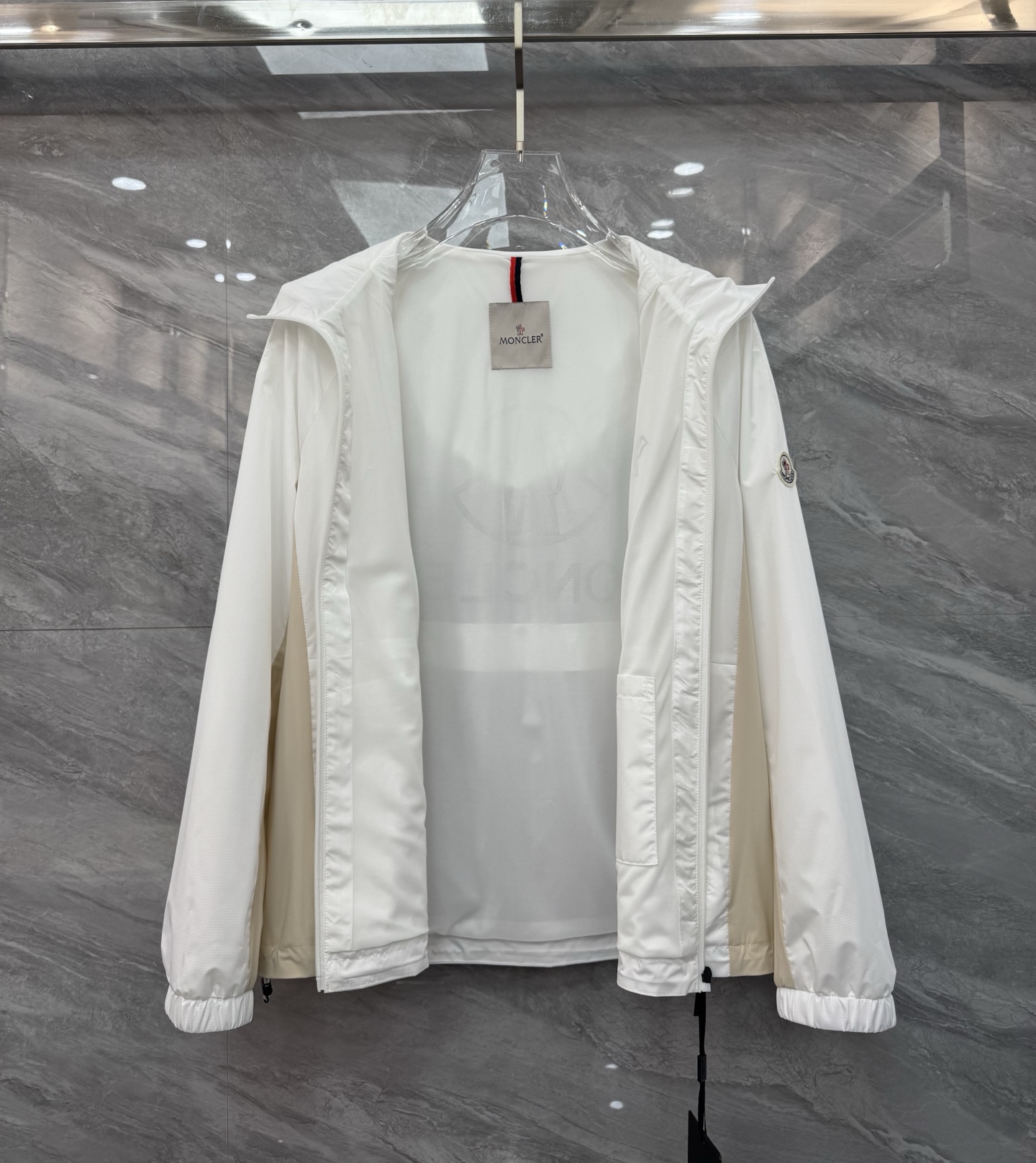  2025SS早春新品🆕蒙口【连帽】夹克外套‼️‼️

⚠️⚠️柜台同步  原版五金   做工精细  可