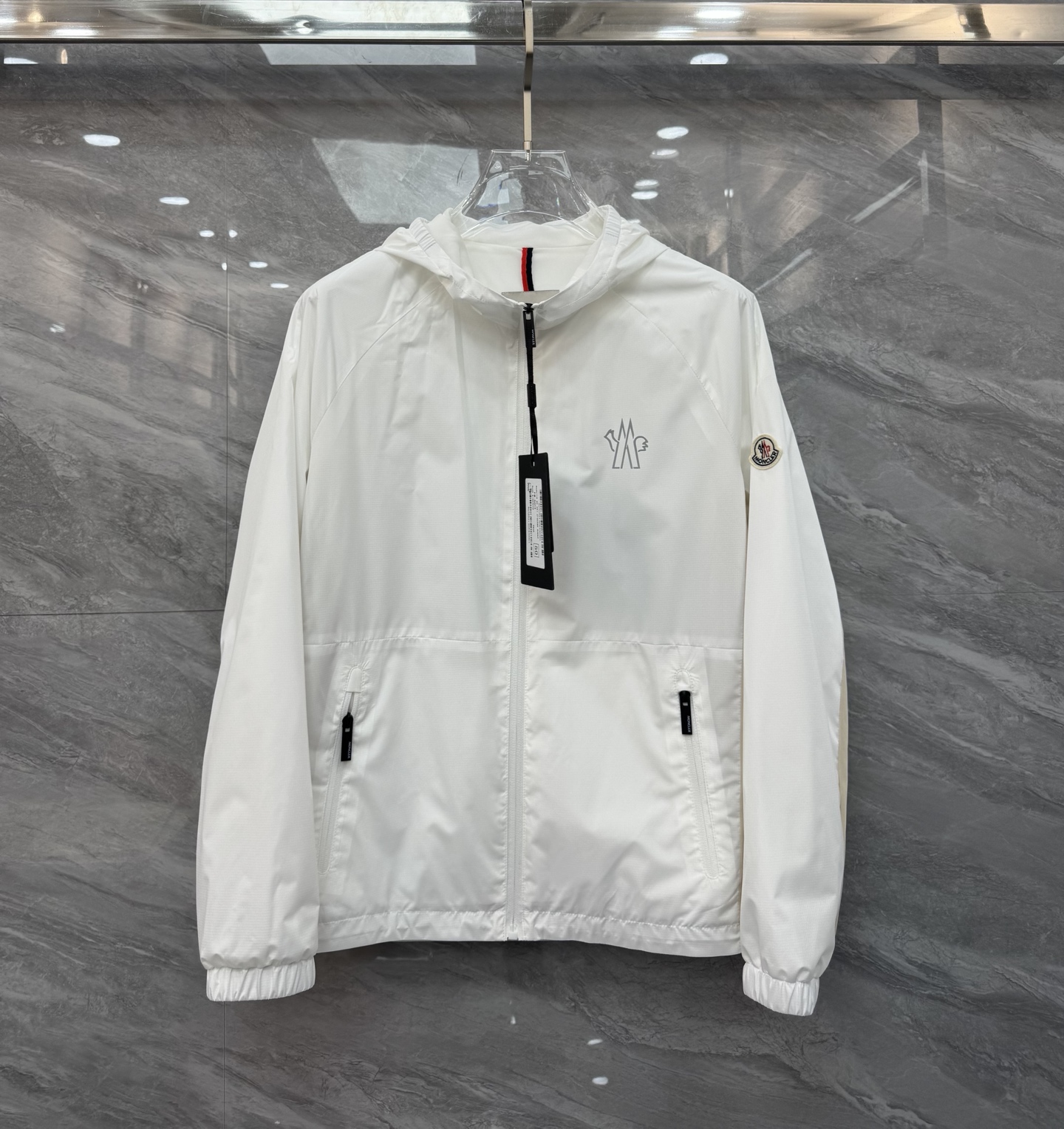  2025SS早春新品🆕蒙口【连帽】夹克外套‼️‼️

⚠️⚠️柜台同步  原版五金   做工精细  可