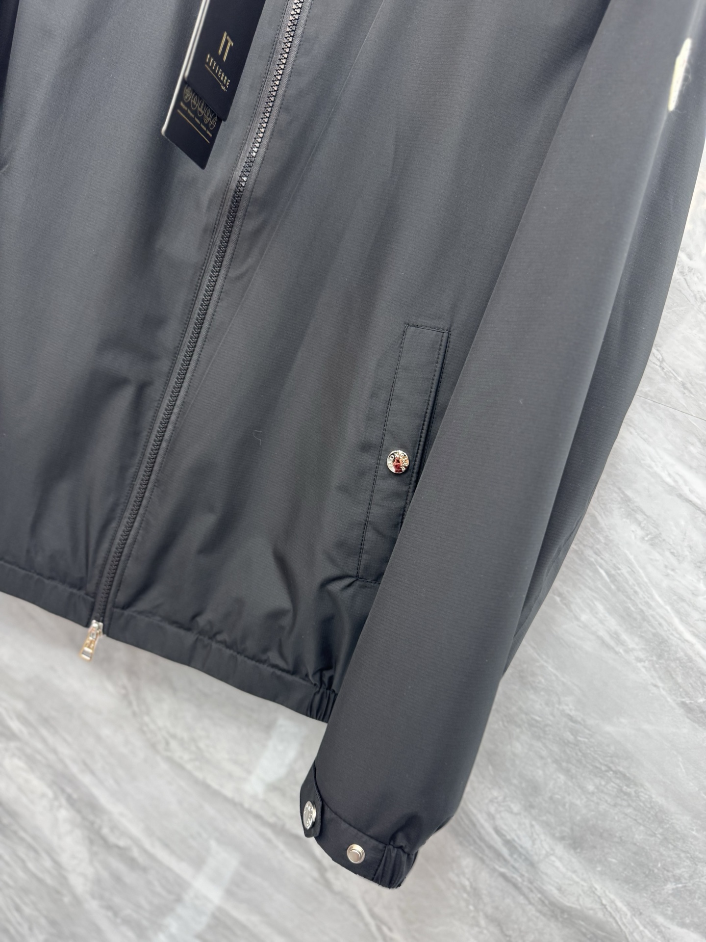  2025SS早春新品🆕蒙口【连帽】夹克外套‼️‼️

⚠️⚠️柜台同步  原版五金   做工精细  可
