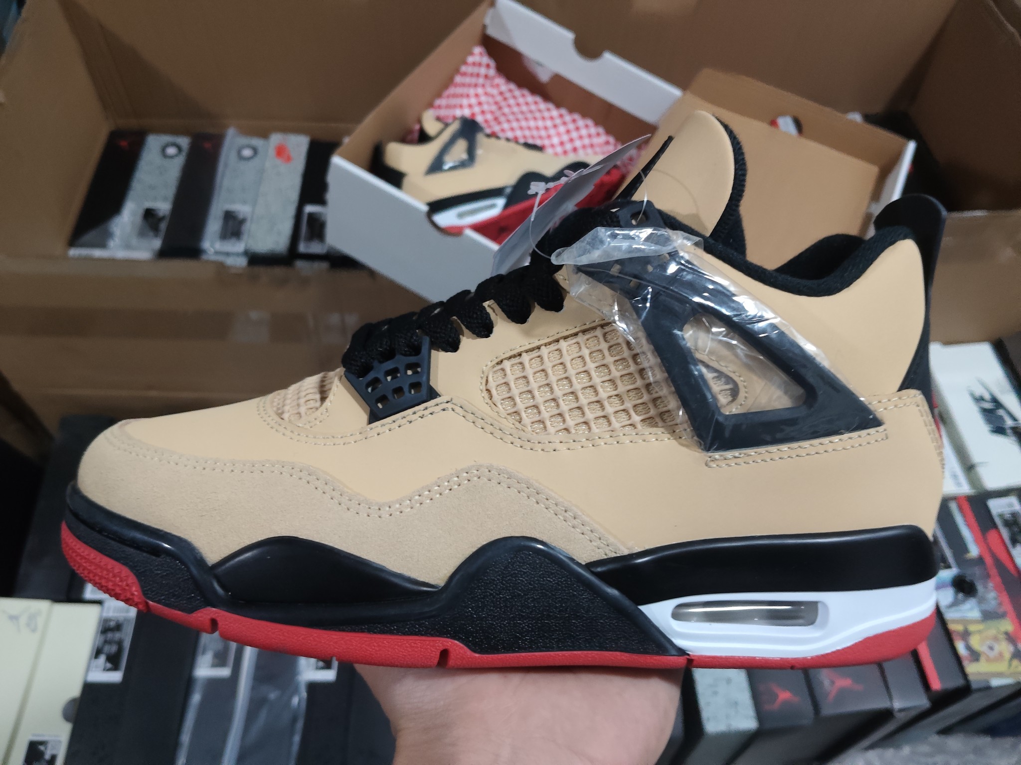 💰本地320 
 Nike AIR JORDAN 4 RETRO (GS) 乔丹4代 披萨配色-卡其黑红 优势供应市场 平民价格定位 全新模具开发 纯正4代正确鞋型 进口头层皮料 高清洁度 立体高频 四线中底拉帮 网格大小 各方面细节都不错 品质完全碾压市面诸多嘴炮"纯原"杀猪版本 主力工厂出品 原鞋原楦原纸板开发 一眼正品既视感 细节均已解码 还原度高达98% 外贸客户寄售国外可稳妥充Z 货号：IH2094 200 尺码：36-48.5（半）
11HGD892A23