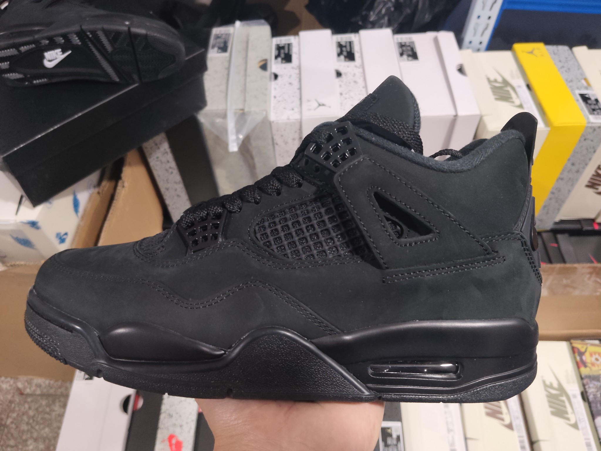 💰本地320 【F版】 
Air Jordan 4 Retro "Black Cat" 复刻黑猫 AJ4 乔丹4代 aj4 乔4 复刻黑猫 男女同款 乔丹篮球鞋系列 鞋身整体采用黑色磨砂为主，辅以黑色细节点缀，呈现出经典的黑猫配色；搭配黑色鞋带扣，简约又百搭；标志性鞋舌Jumpmman Logo及Flight辅以灰色点缀，提升奢华质感；黑色的鞋带与黑色网状结构，与鞋身相呼应，十分完美；后跟Nike Swoosh Logo以黑色呈现，搭载开窗式Air Maxc气垫中底，最后以黑色中底搭配黑色橡胶外底及白色Nike Swoosh Logo完善整体设计收尾。
货号：FV5029-010（2025版）
尺码:36-47.5