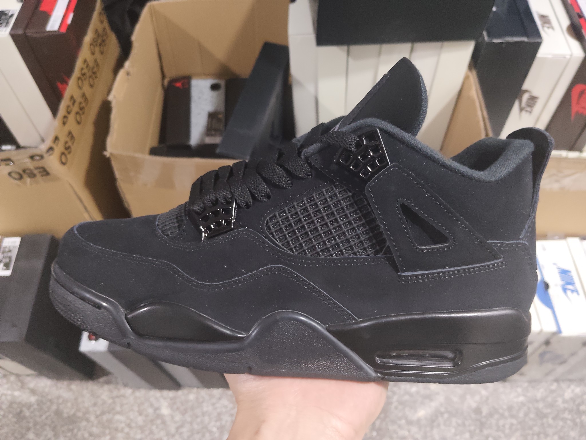 💰本地自取260 （F版）
Air Jordan 4 Retro "Black Cat" 黑猫 AJ4 乔丹4代 aj4 乔4 黑猫 乔丹篮球鞋系列 鞋身整体采用黑色磨砂为主，辅以灰色细节点缀，呈现出经典的芝加哥配色；搭配黑色鞋带扣，简约又百搭；标志性鞋舌Jumpman Logo及Flight辅以灰色点缀，提升奢华质感；黑色的鞋带与黑色网状结构，与鞋身相呼应，十分完美；后跟Jumpman Logos以黑色呈现，最后以黑色中底搭配黑色橡胶外底及白色迷你Jumpmann Logo完善整体设计收尾。
男货号：CU1110-010
女货号：408452-010
尺码：36 36.5 37.5 38 38.5 39 40 40.5 41 42 42.5 43 44 44.5 45 46 47.5