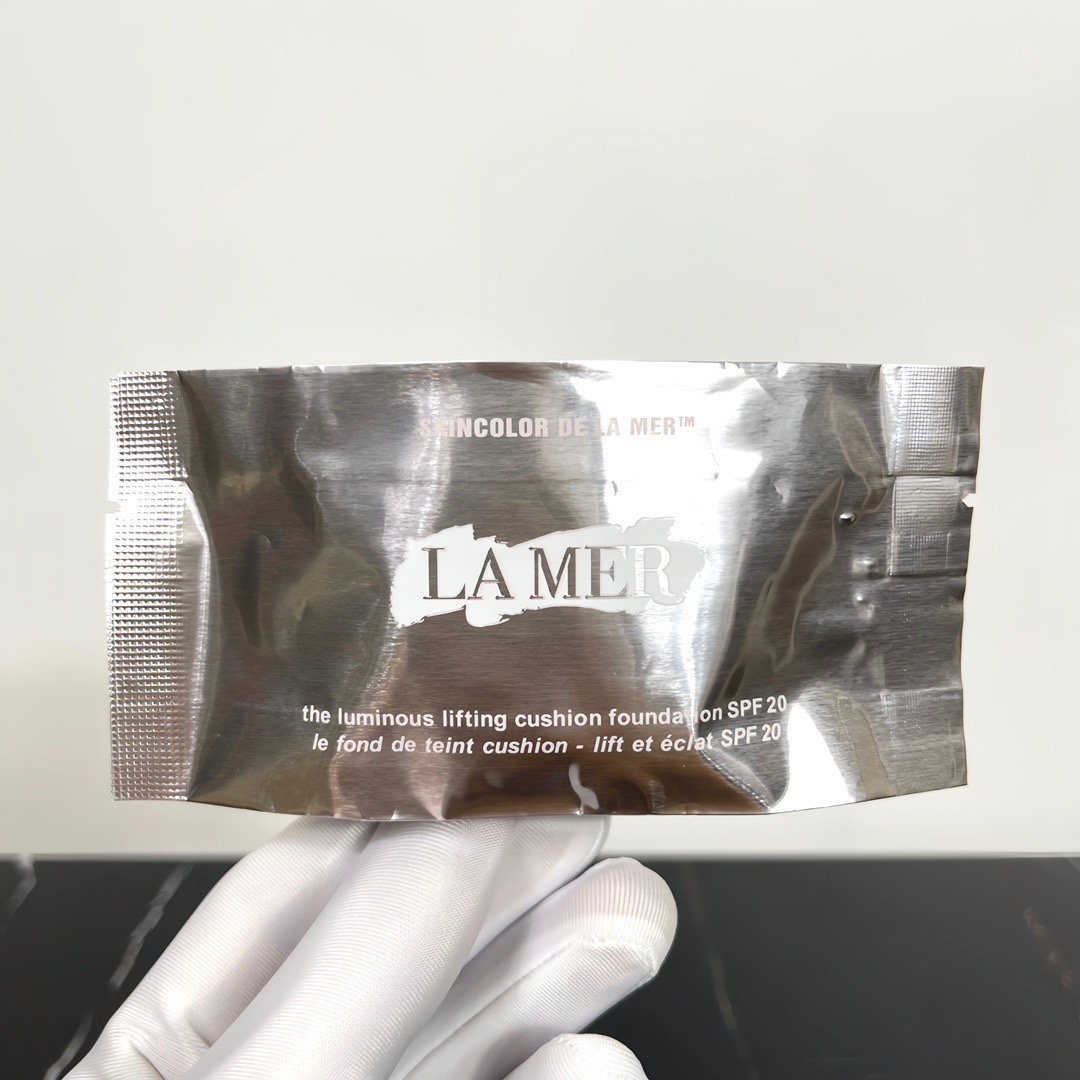 专/135💰
对版进口原装纤维纸盒（丝绒灰）高度遮暇效果，带替换装一盒两芯，市面最高版本独立牛皮盒装✔海蓝之谜鎏光焕变气垫欧美版！配备海蓝气垫专用高档绒袋+真皮气垫包。色号：1#，3#，11#，12#，13#。