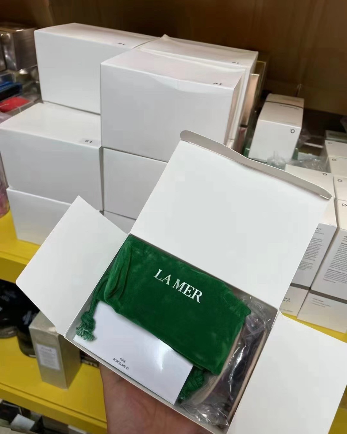 专/135💰
对版进口原装纤维纸盒（丝绒灰）高度遮暇效果，带替换装一盒两芯，市面最高版本独立牛皮盒装✔海蓝之谜鎏光焕变气垫欧美版！配备海蓝气垫专用高档绒袋+真皮气垫包。色号：1#，3#，11#，12#，13#。