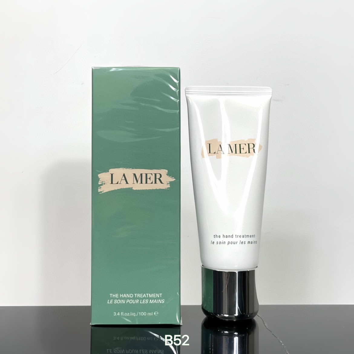 32！海蓝之谜护手霜100ml🔜B52编码！La mer海蓝之谜修护手霜30ml❤️特效补水滋润美白润手霜～[爱心]许多年前，LA MER公司做了一个测试，在医院找了一百名护士，蒙住眼睛，给他们不同价位的手霜，他们他们触摸试用，从超市开…