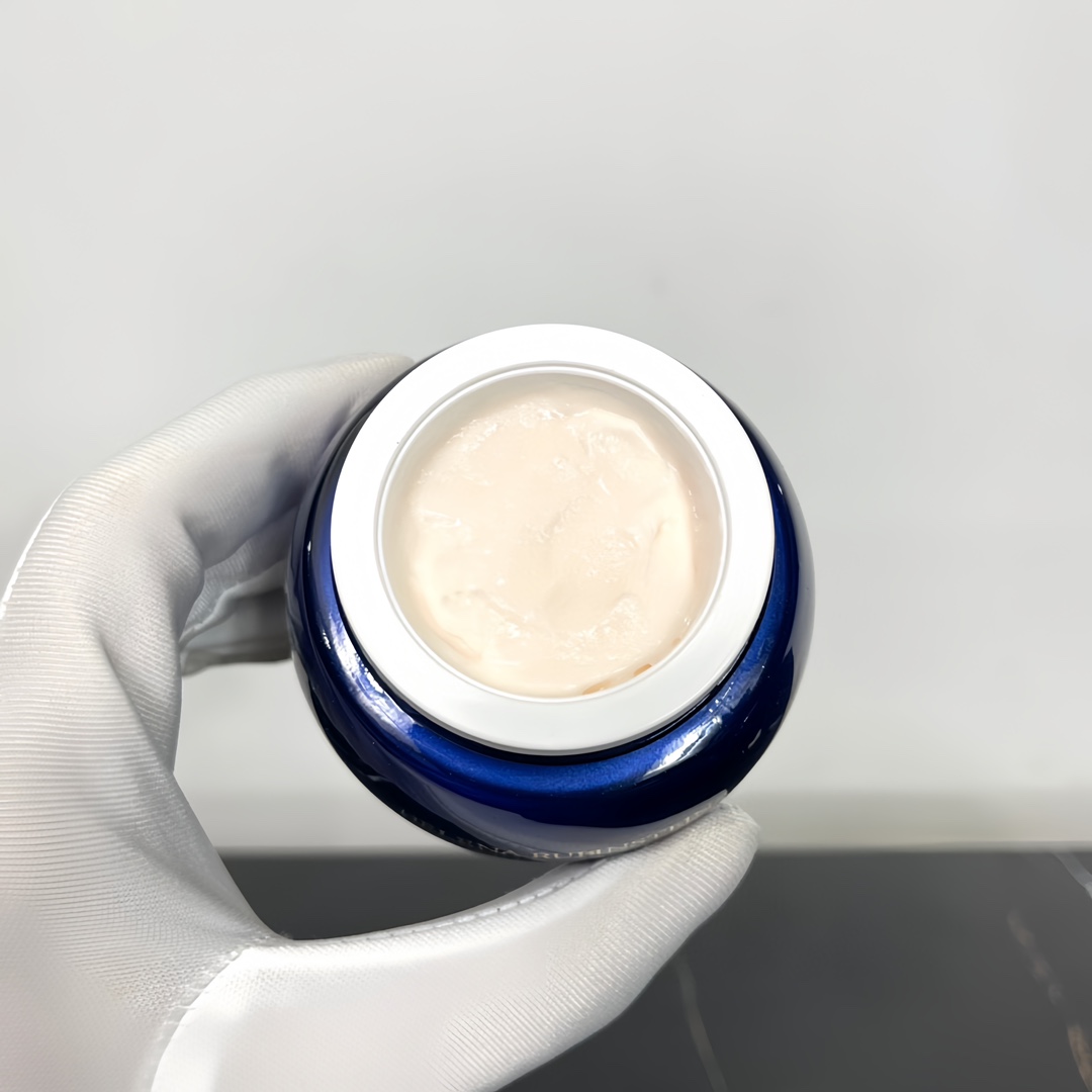 105💰
赫莲娜黑珍珠眼面两件套！内含：面霜50ml，眼霜15ml。