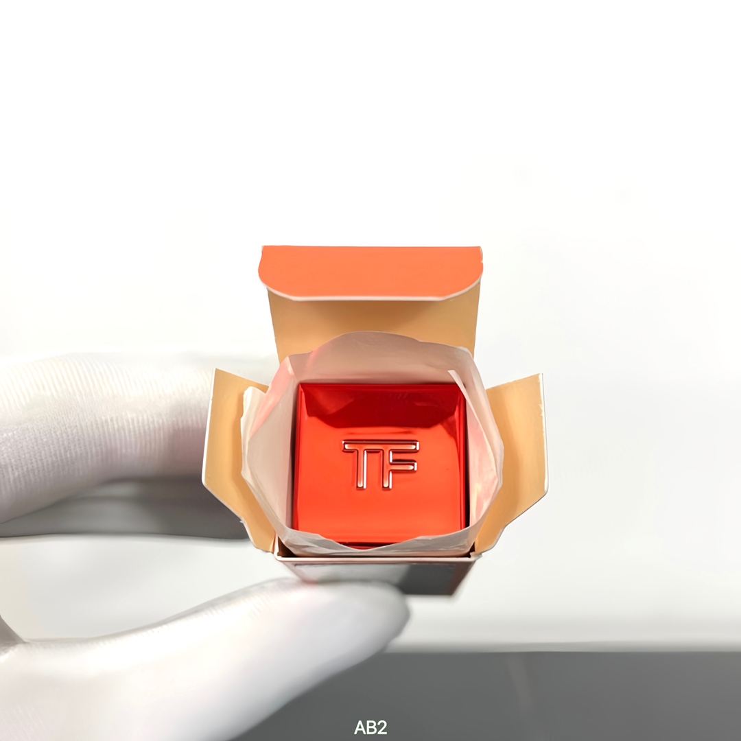 专/45💰
TF苦桃口红！色号：16#，100#。