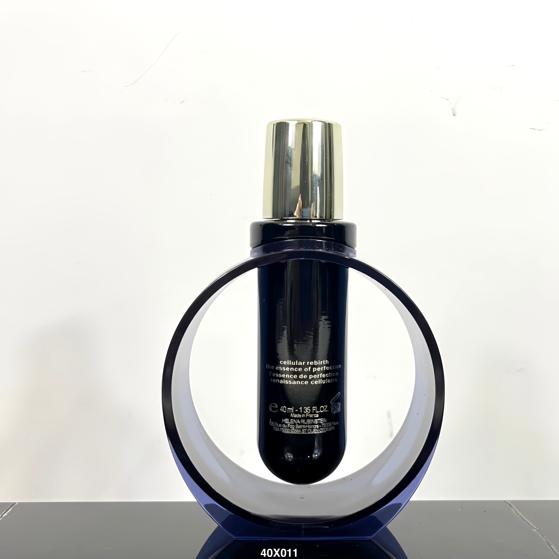 普/80💰
赫莲娜黑珍珠精华40ml！ HR家一款修护抗老精华，主要功能是修护提拉紧致，成分萃取大溪地黑珍珠，同时添加甜栗、酵母提取物和黑麦种子提取物。肤感很好，容易吸收，不油，但皮肤感觉很滋养。产品介绍说使用四周后皱纹色斑可淡化，由于刚刚使用两周，紧致效果可以感受到，淡纹及色斑效果不太明显，使用一段时间再感受一下吧。