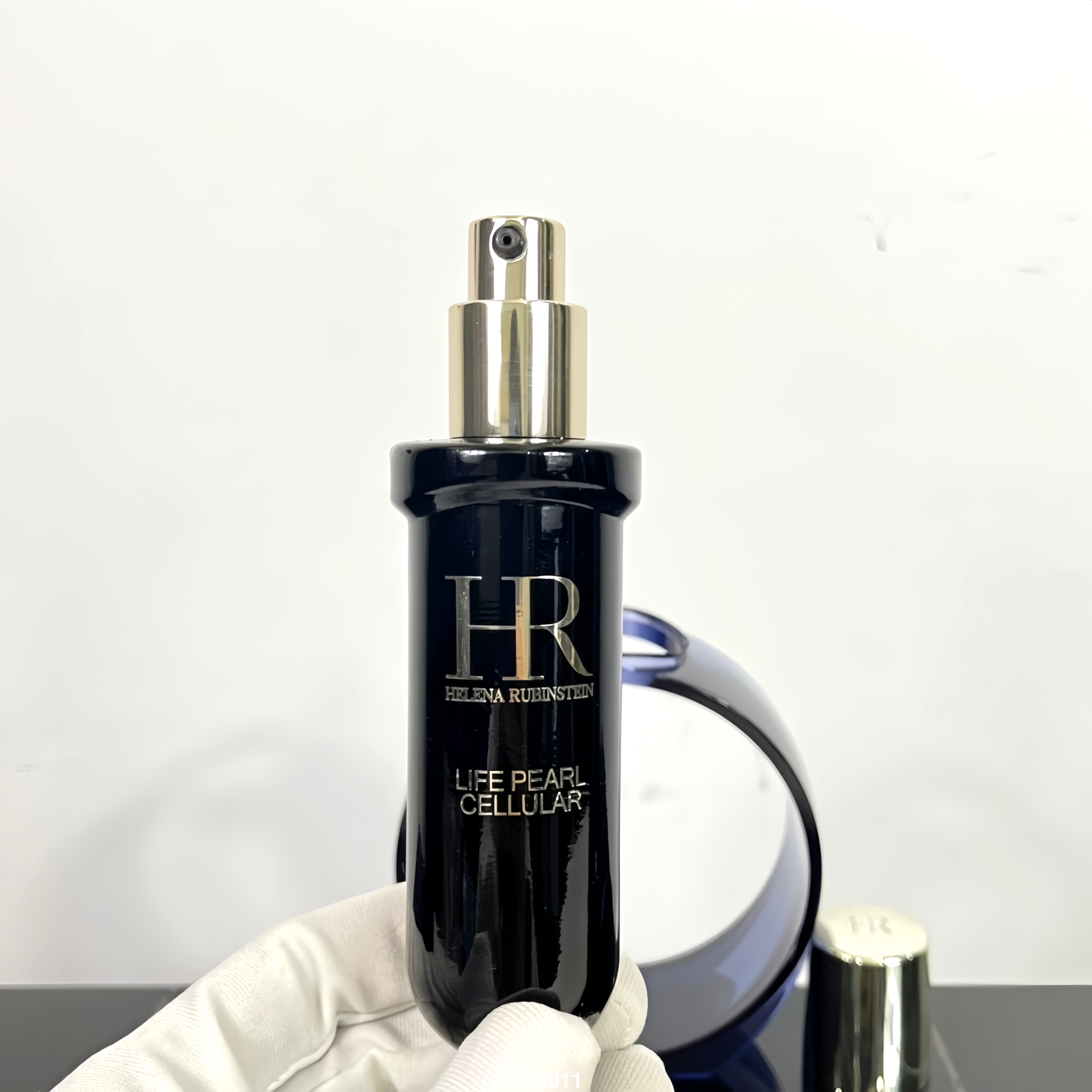 专柜版💰125包邮
赫莲娜黑珍珠精华40ml! HR家一款修护抗老精华,主要功能是修护提拉紧致,成分萃取大溪地黑珍珠,同时添加甜栗、酵母提取物和黑麦种子提取物。肤感很好,容易吸收,不油,但皮肤感觉很滋养。产品介绍说使用四周后皱纹色斑可淡化,由于刚刚使用两周,紧致效果可以感受到,淡纹及色斑效果不太明显,使用一段时间再感受一下吧。