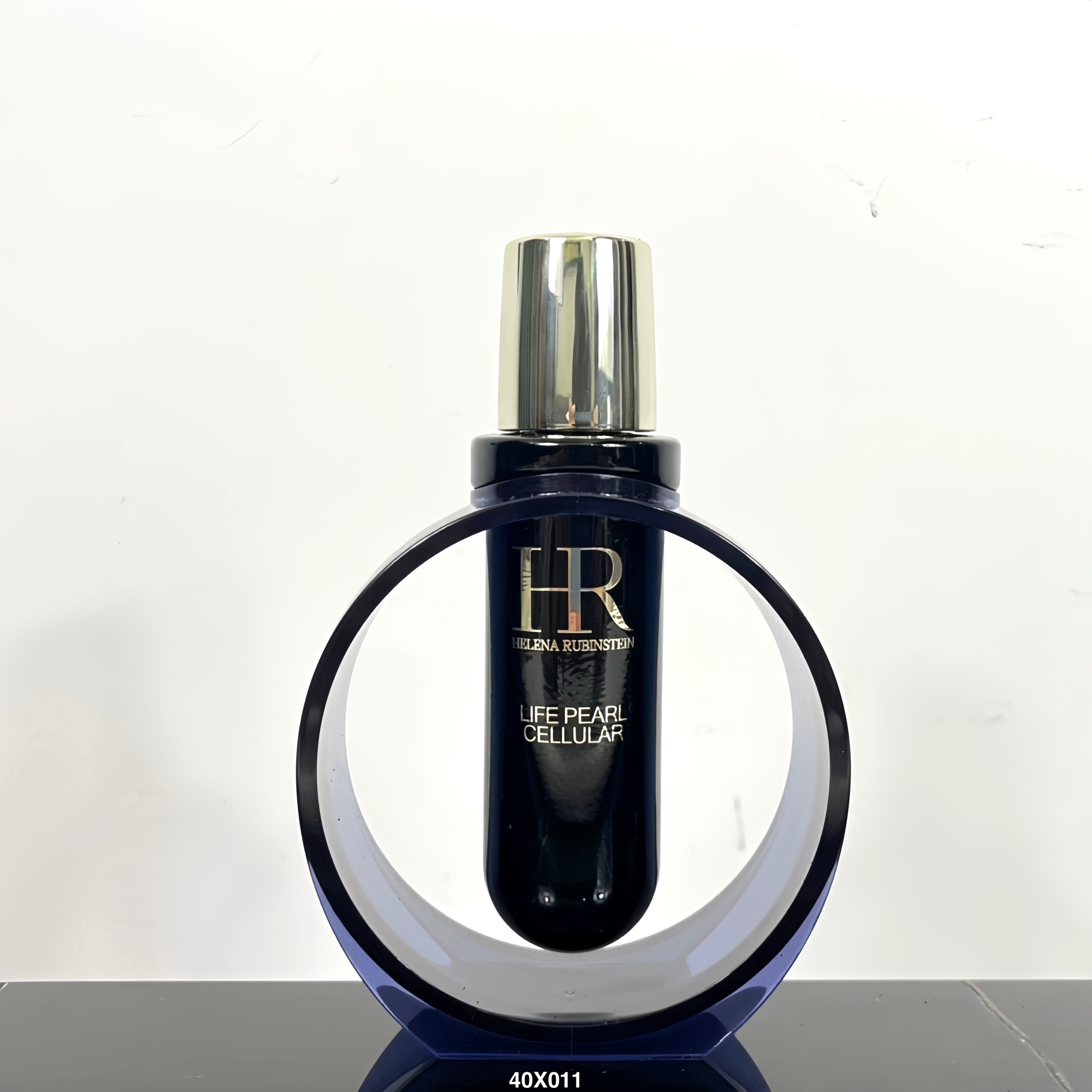 专柜版💰125包邮
赫莲娜黑珍珠精华40ml! HR家一款修护抗老精华,主要功能是修护提拉紧致,成分萃取大溪地黑珍珠,同时添加甜栗、酵母提取物和黑麦种子提取物。肤感很好,容易吸收,不油,但皮肤感觉很滋养。产品介绍说使用四周后皱纹色斑可淡化,由于刚刚使用两周,紧致效果可以感受到,淡纹及色斑效果不太明显,使用一段时间再感受一下吧。