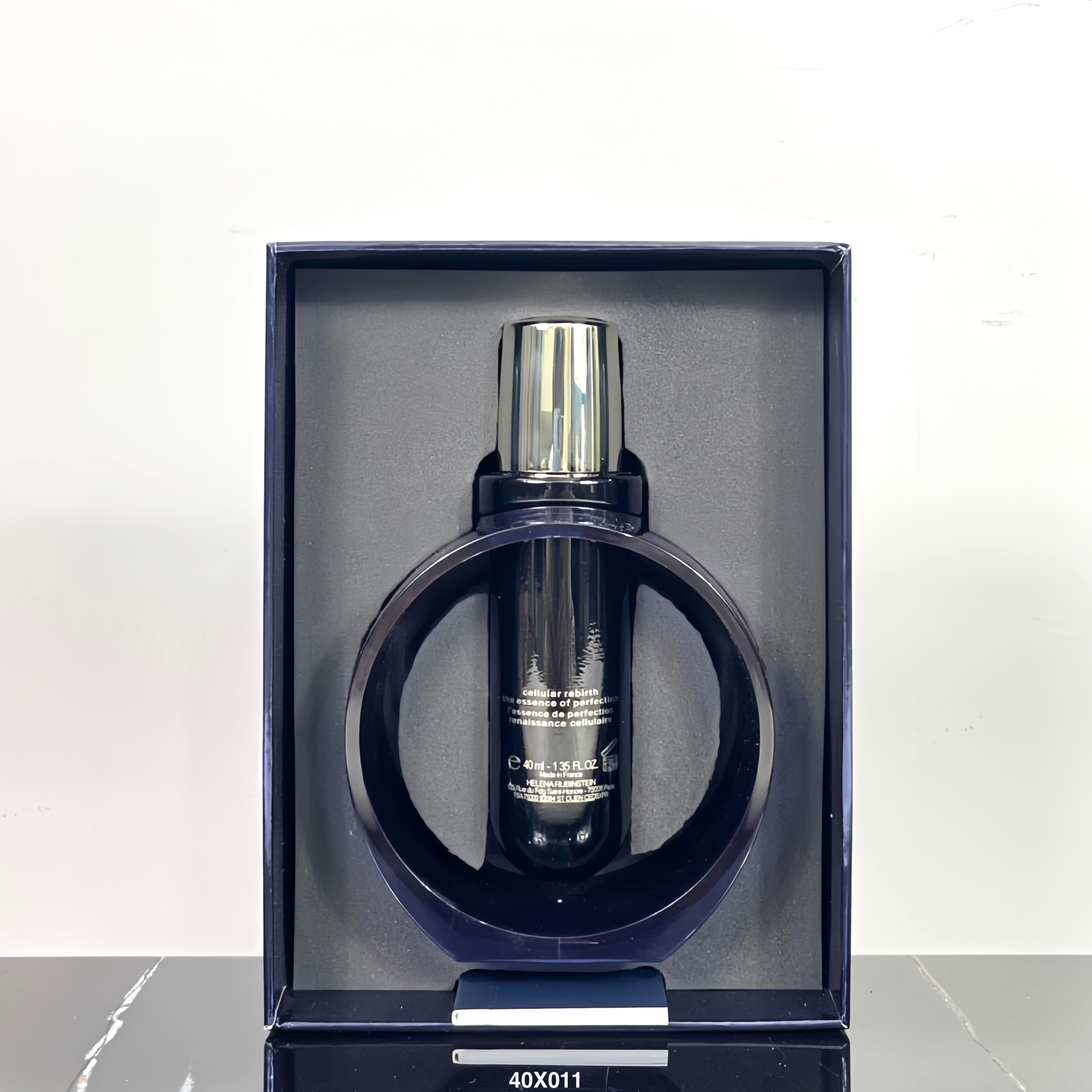 专柜版💰125包邮
赫莲娜黑珍珠精华40ml! HR家一款修护抗老精华,主要功能是修护提拉紧致,成分萃取大溪地黑珍珠,同时添加甜栗、酵母提取物和黑麦种子提取物。肤感很好,容易吸收,不油,但皮肤感觉很滋养。产品介绍说使用四周后皱纹色斑可淡化,由于刚刚使用两周,紧致效果可以感受到,淡纹及色斑效果不太明显,使用一段时间再感受一下吧。