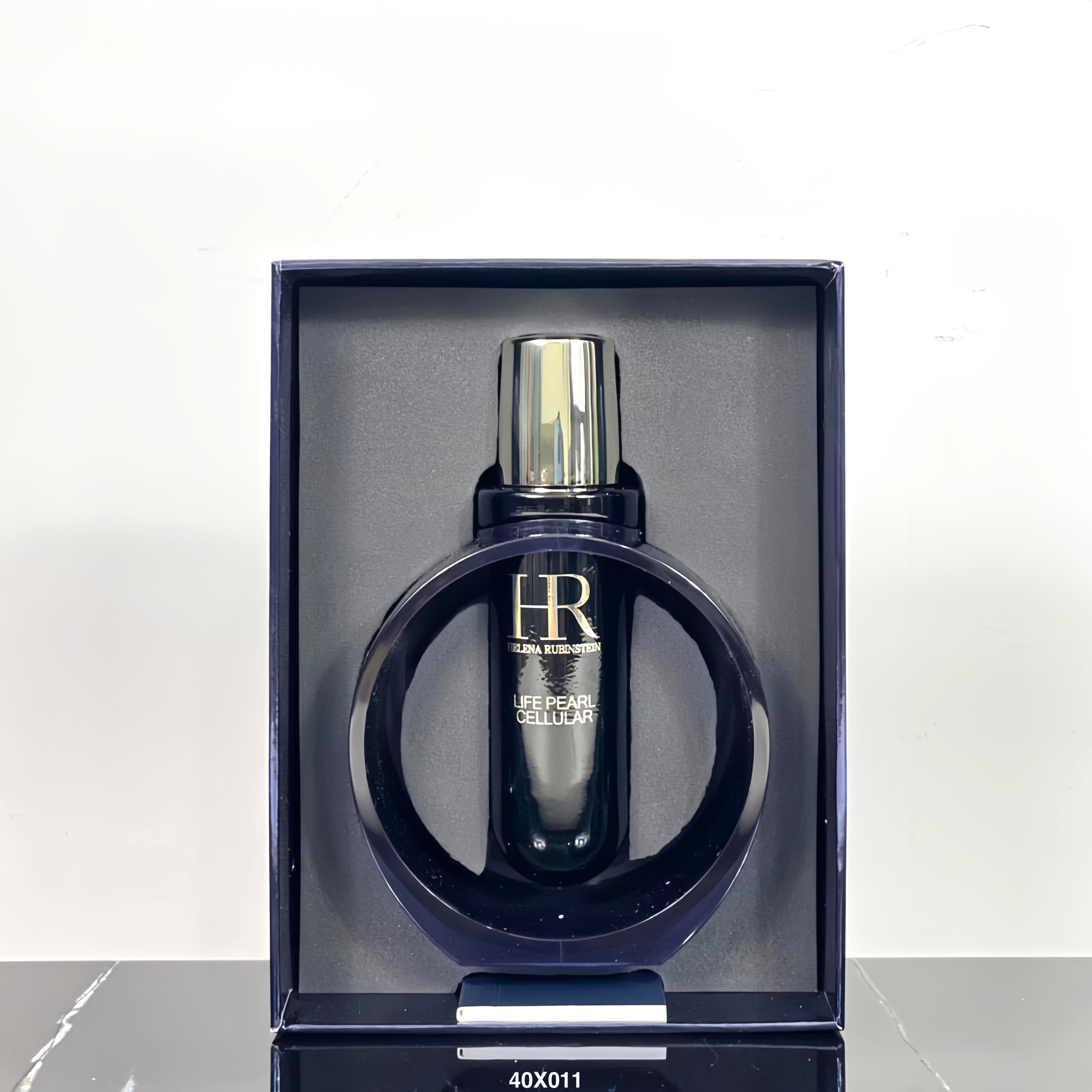 专柜版💰125包邮
赫莲娜黑珍珠精华40ml! HR家一款修护抗老精华,主要功能是修护提拉紧致,成分萃取大溪地黑珍珠,同时添加甜栗、酵母提取物和黑麦种子提取物。肤感很好,容易吸收,不油,但皮肤感觉很滋养。产品介绍说使用四周后皱纹色斑可淡化,由于刚刚使用两周,紧致效果可以感受到,淡纹及色斑效果不太明显,使用一段时间再感受一下吧。