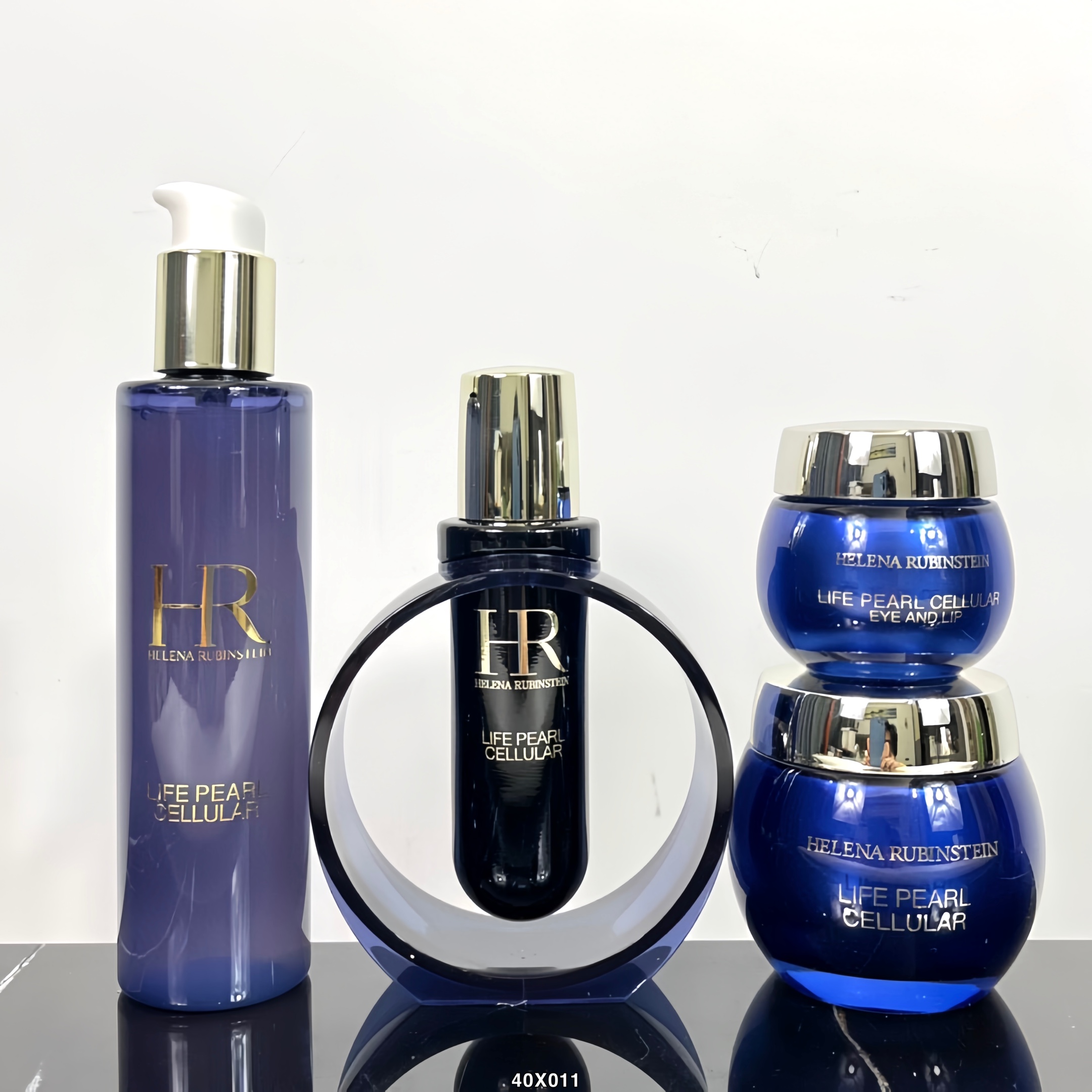 150💰
赫莲娜黑珍珠四件套！内含：面霜50ml，眼霜15ml，爽肤水200ml，精华40ml。