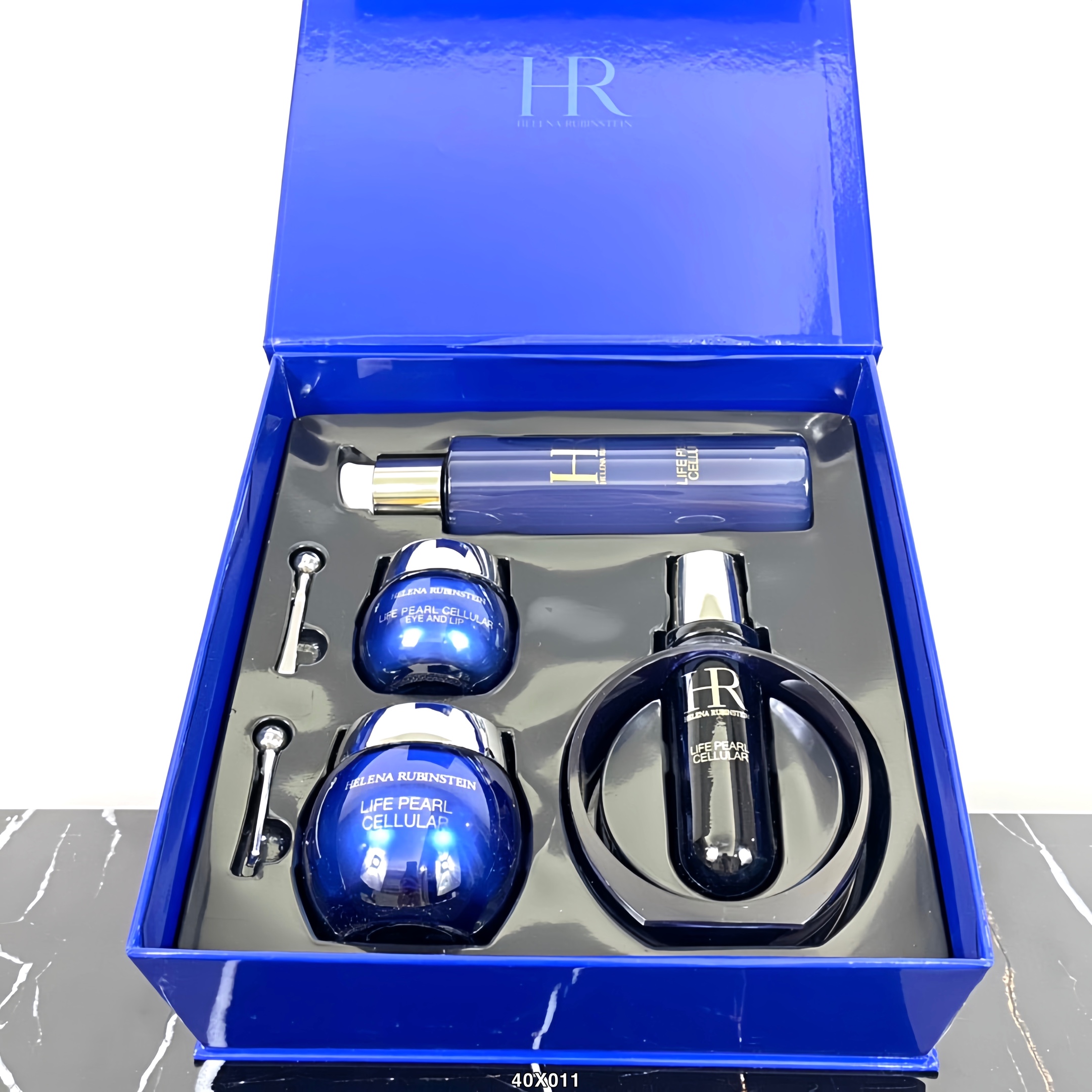 150💰
赫莲娜黑珍珠四件套！内含：面霜50ml，眼霜15ml，爽肤水200ml，精华40ml。