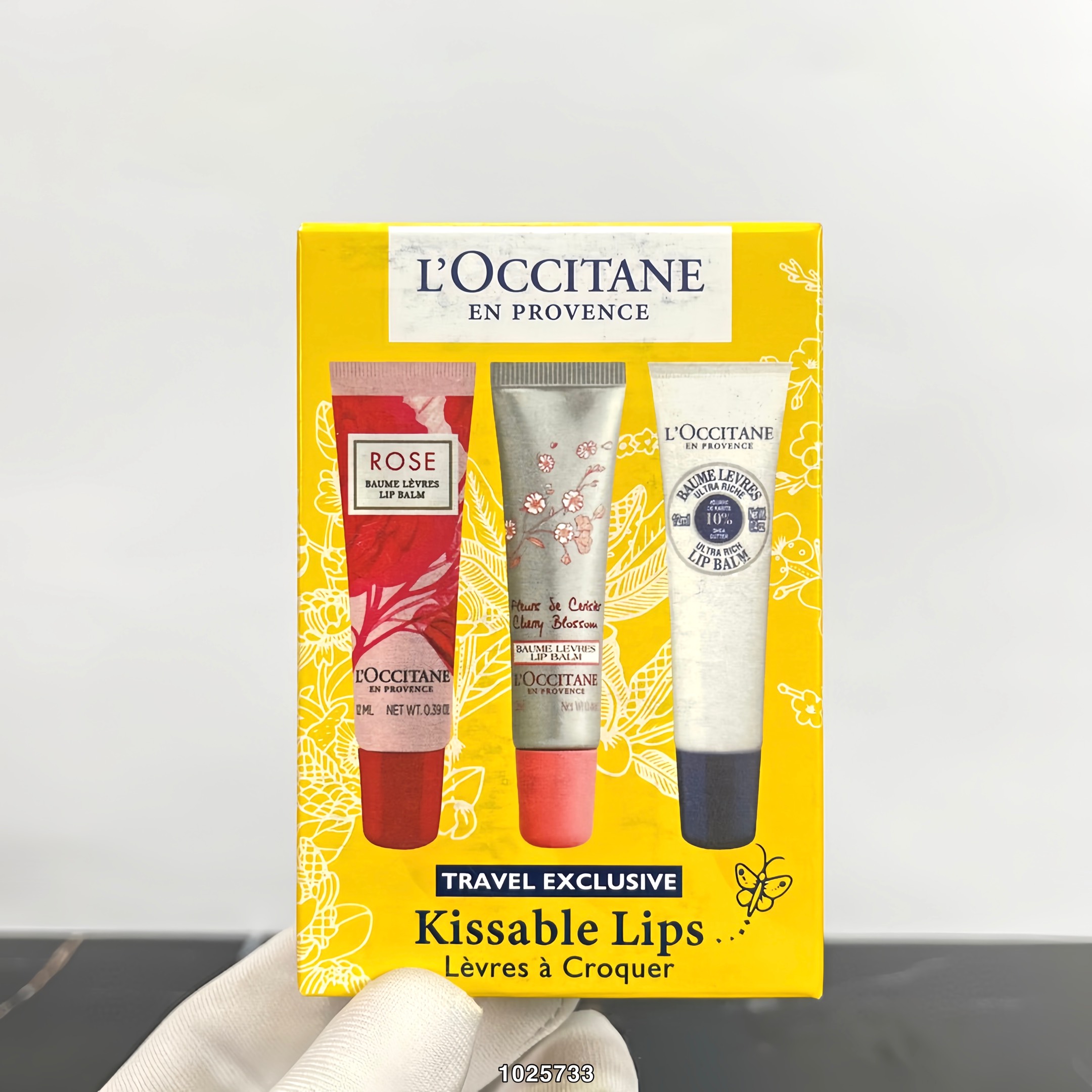 ¡Set de bálsamos labiales L'Occitane de tres piezas! Incluye: 15ml×3. Sabores: cereza, rosa y karité.