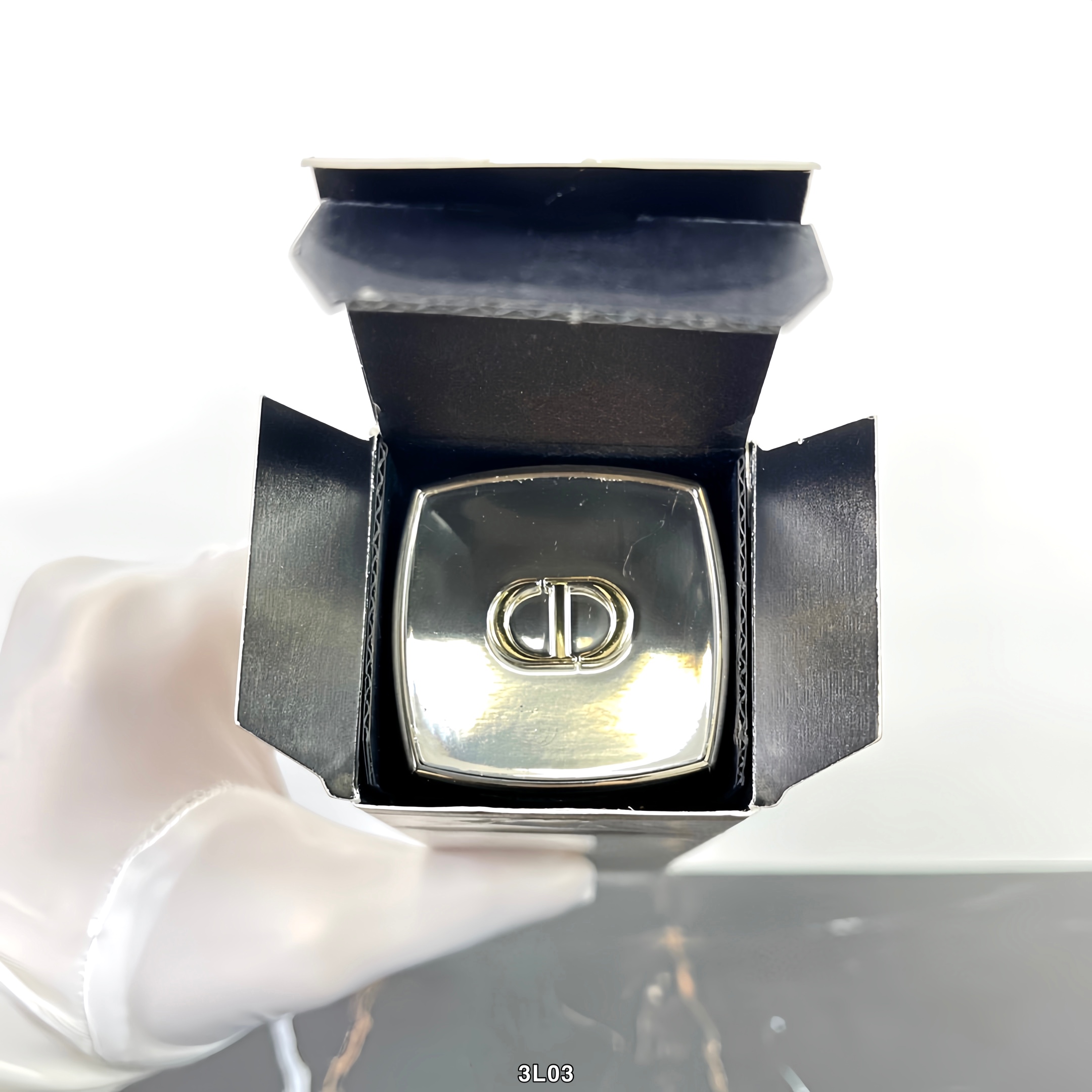 专柜品质/60💰包邮
迪奥花秘精粹露新版150ml！迪奥推出的全新玫瑰花蜜养活精华油，浓聚精油能量微囊，最为肌肤的营养补充剂含矿物质、微量元素、VE等养护营养，质地丝滑不油腻，最大程度的深入渗透及迅速滋养，帮助肌肤获得活力养分，是Dior科技护肤又一革命性精华液💢