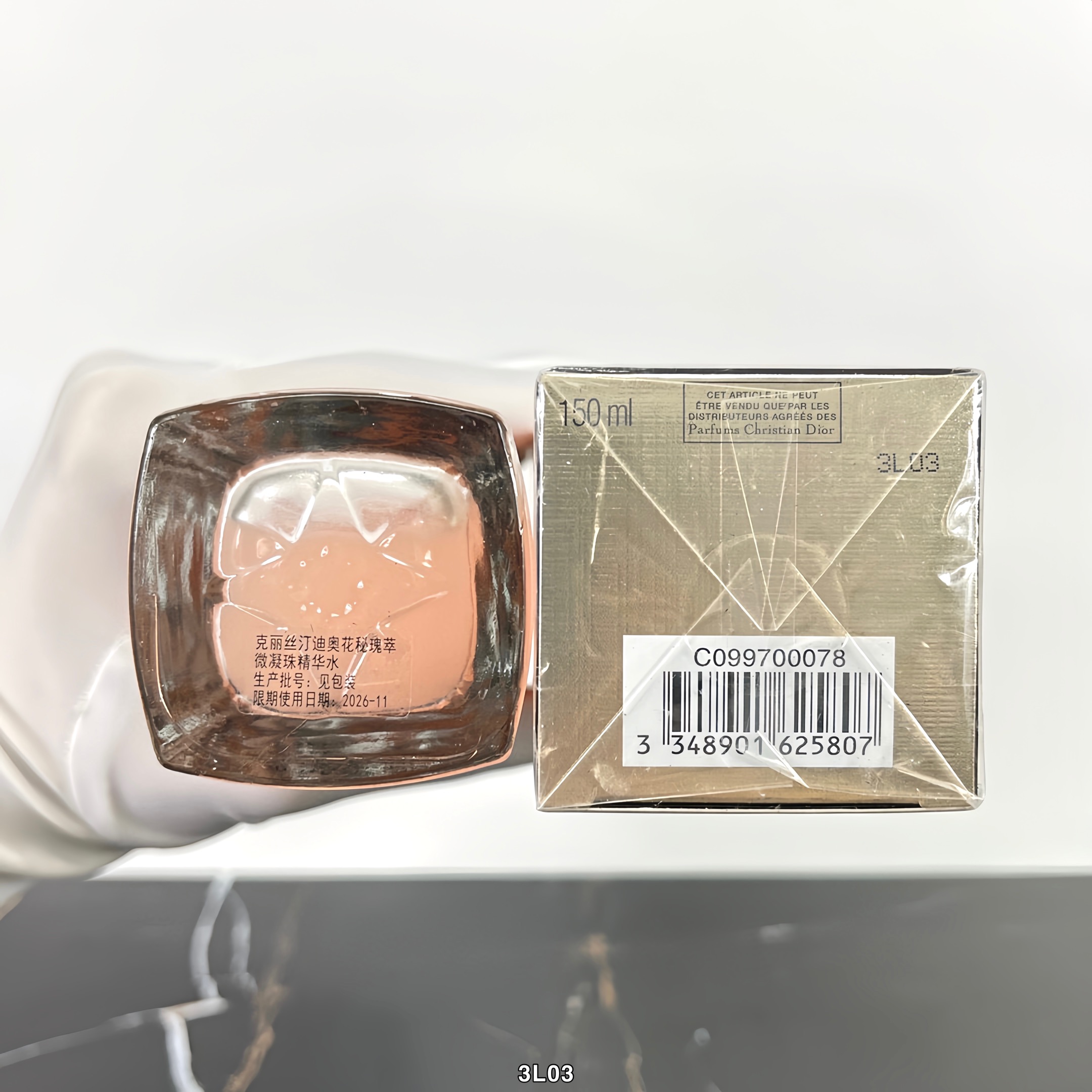 专柜品质/60💰包邮
迪奥花秘精粹露新版150ml！迪奥推出的全新玫瑰花蜜养活精华油，浓聚精油能量微囊，最为肌肤的营养补充剂含矿物质、微量元素、VE等养护营养，质地丝滑不油腻，最大程度的深入渗透及迅速滋养，帮助肌肤获得活力养分，是Dior科技护肤又一革命性精华液💢